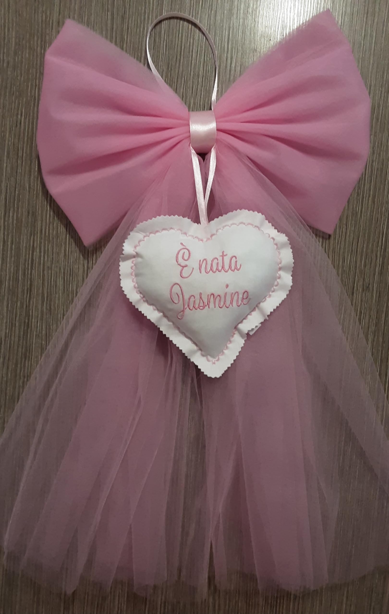 Crociedelizie, fiocco nascita bimba personalizzato in tulle rosa con ricamo nome ricamato elegante semplice coccarda fuori porta cuore