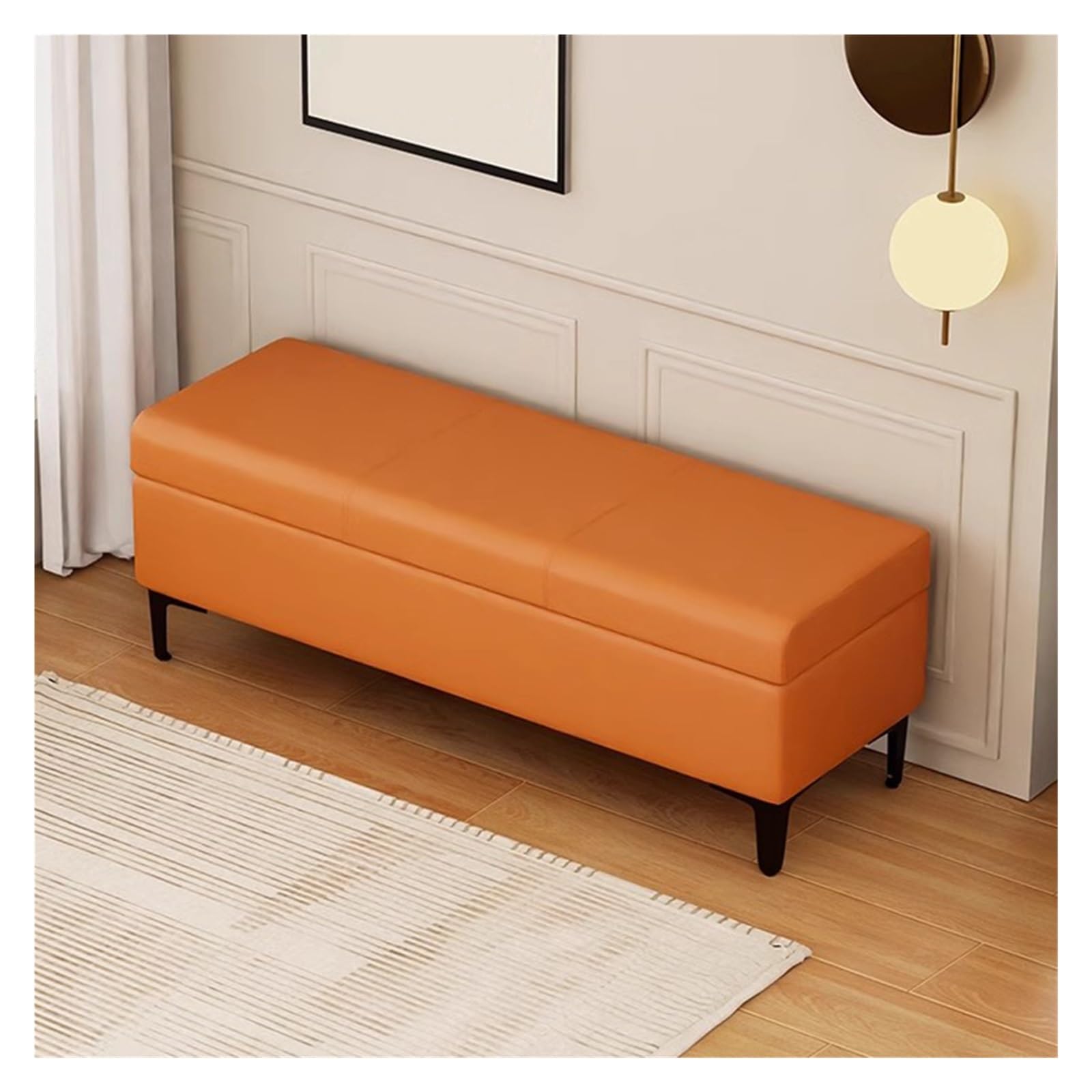 Banc ottoman orange avec rangement pour optimiser l'espace du salon