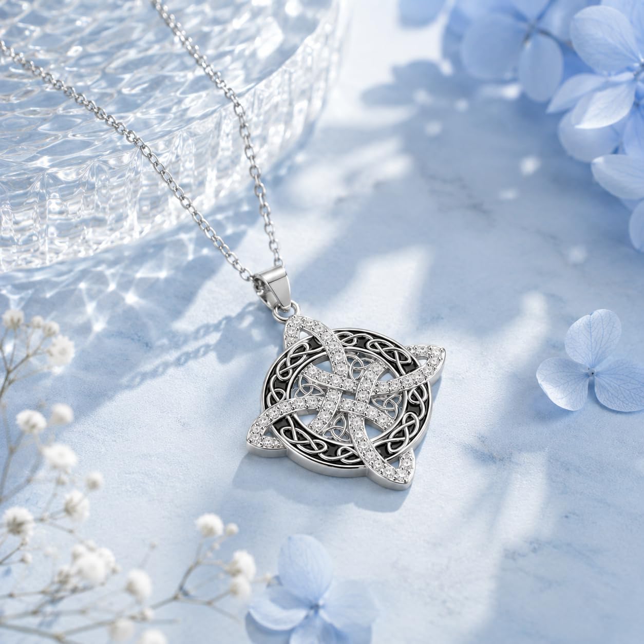 Empha Silber Halskette Damen mit keltischem Hexenknoten-Anhänger, Schlüsselbeinkette mit schwarzer Emaille und funkelndem Zirkonia, Amulett Schmuck Geschenk für Frauen