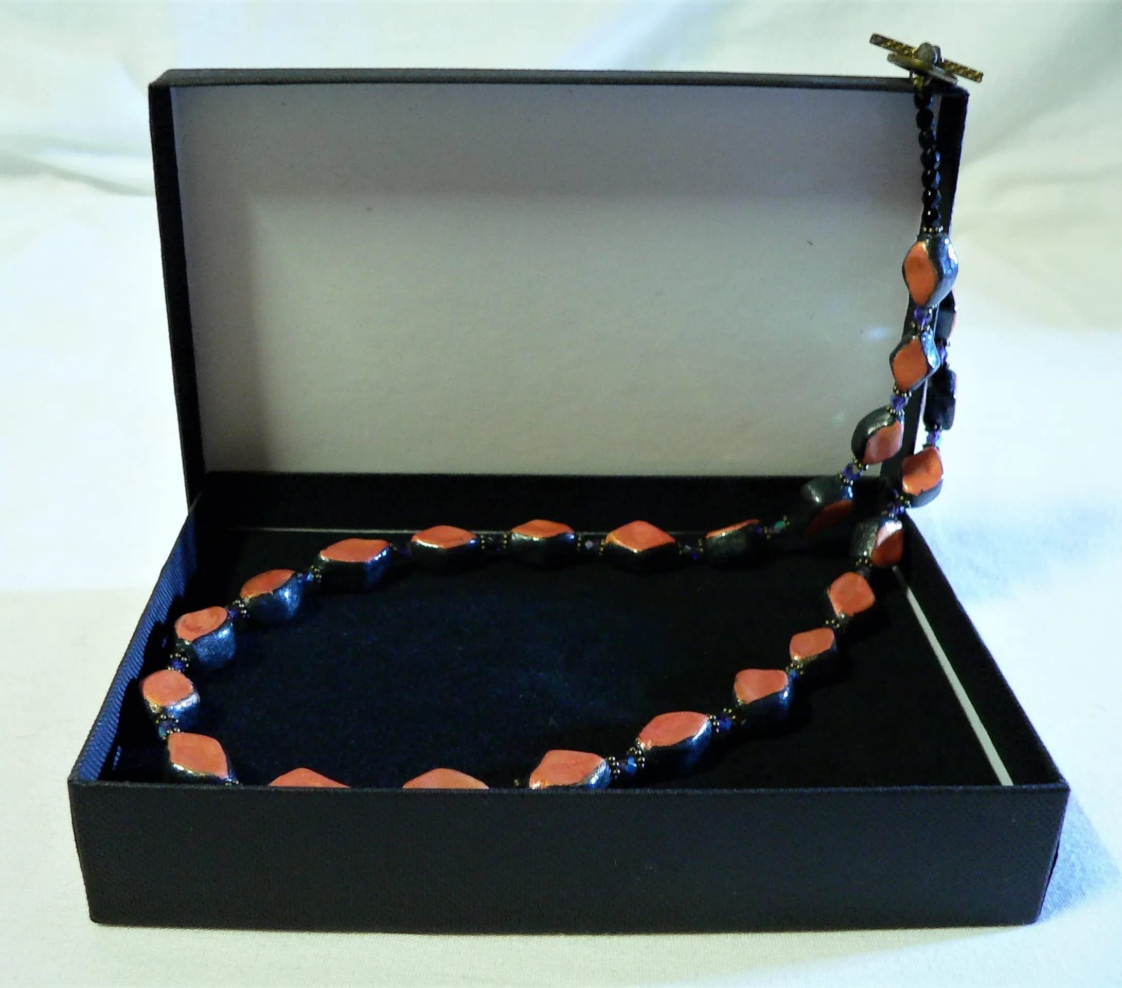 Collana di perline in ceramica, forma diamante, bicolore, nero e arancio inglese