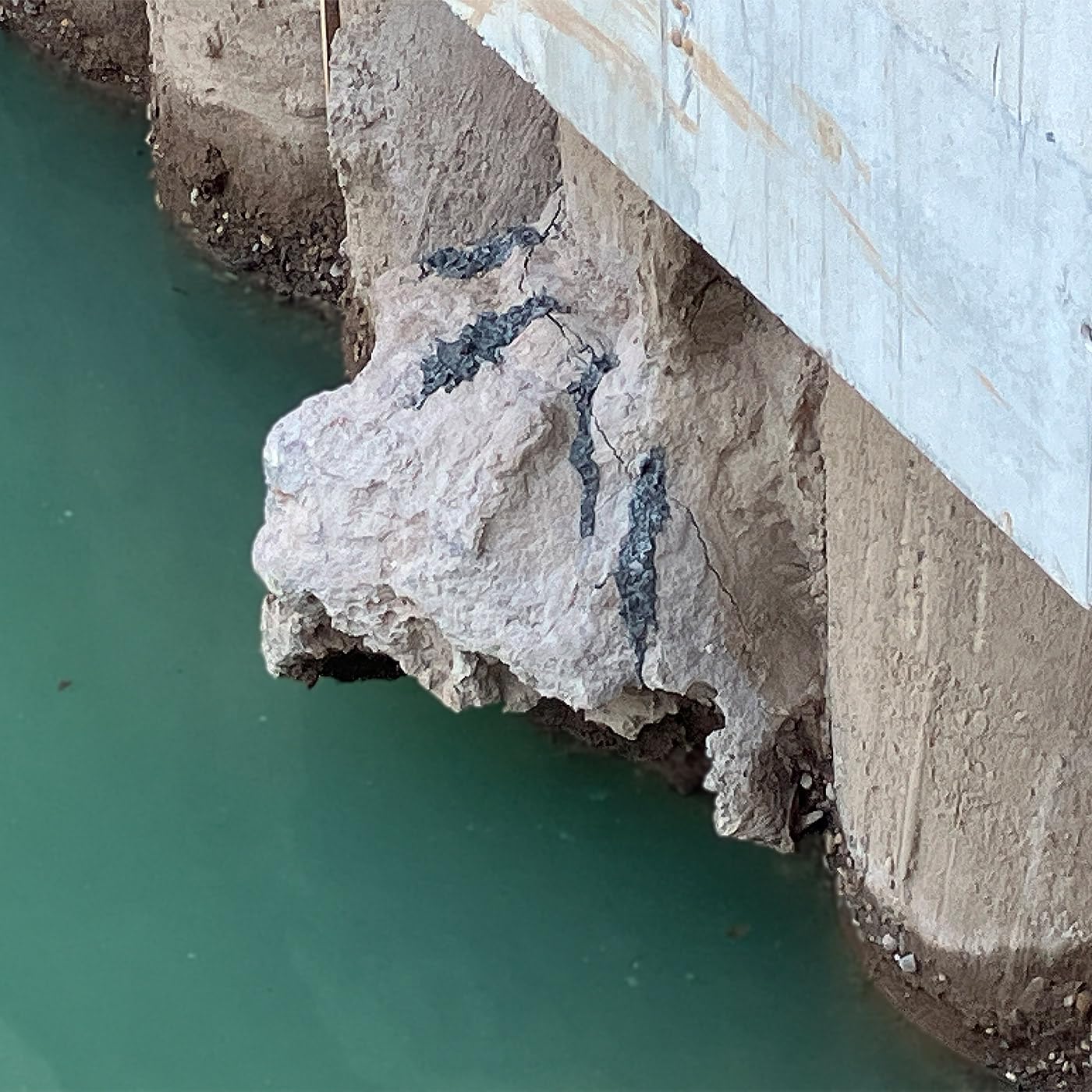 BETONAMIT® Quelldruckmittel – explosionsfreies Sprengmittel – 20 kg | Explosionsfreier Abbruch von Beton, Fels und Naturstein, geräuscharm, vibrationsarm, für innen und außen