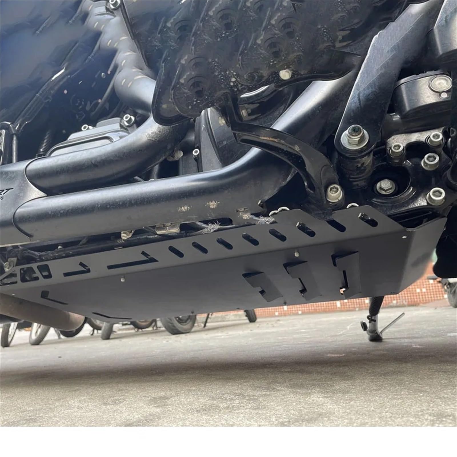 Per CVO Road Glide King Street 2014-2023 Piastra paramotore inferiore telaio base motore copertura motore Base del Motore