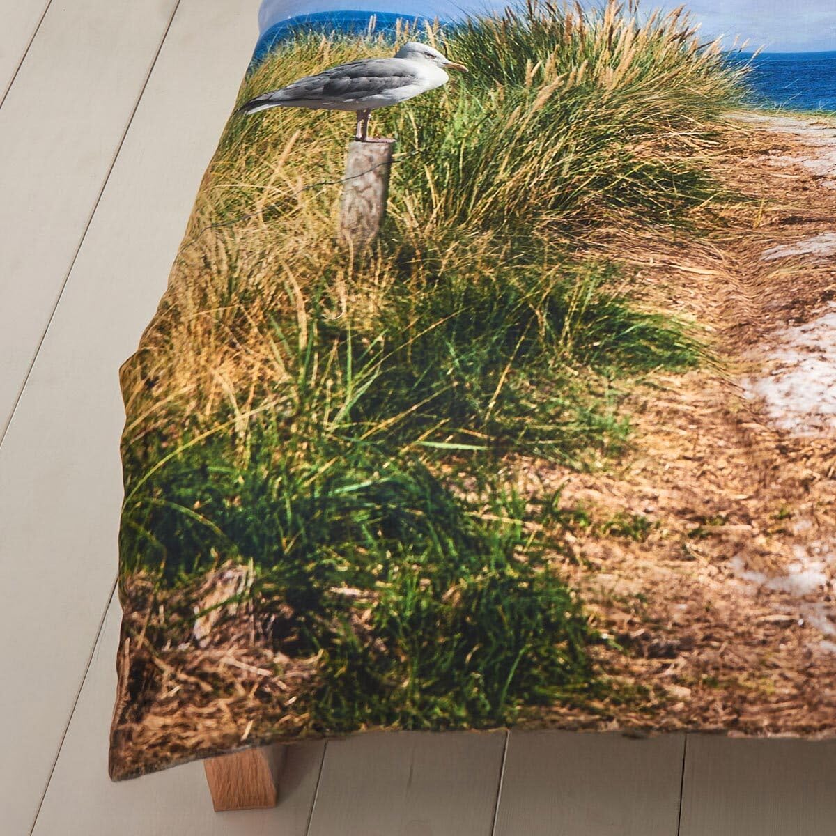 Traumschlaf Mako-Satin Bettwäsche Segelboot – maritimes Strandmotiv mit Dünen und Meerblick – aus 100% Baumwolle in glatter Satin-Qualität – weich und atmungsaktiv – 135x200 cm + 80x80 cm