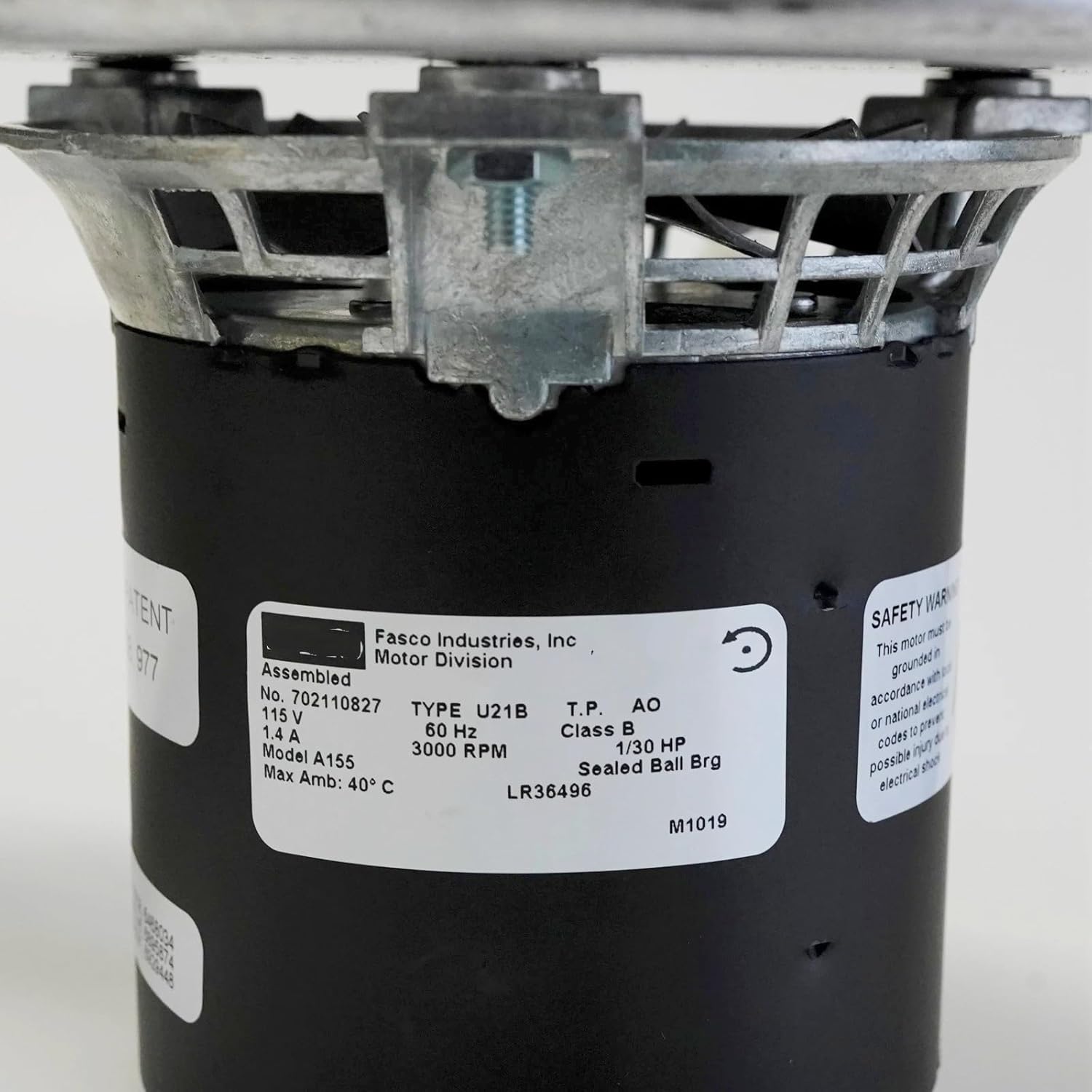 Крупен план на етикетата со спецификации на моторот