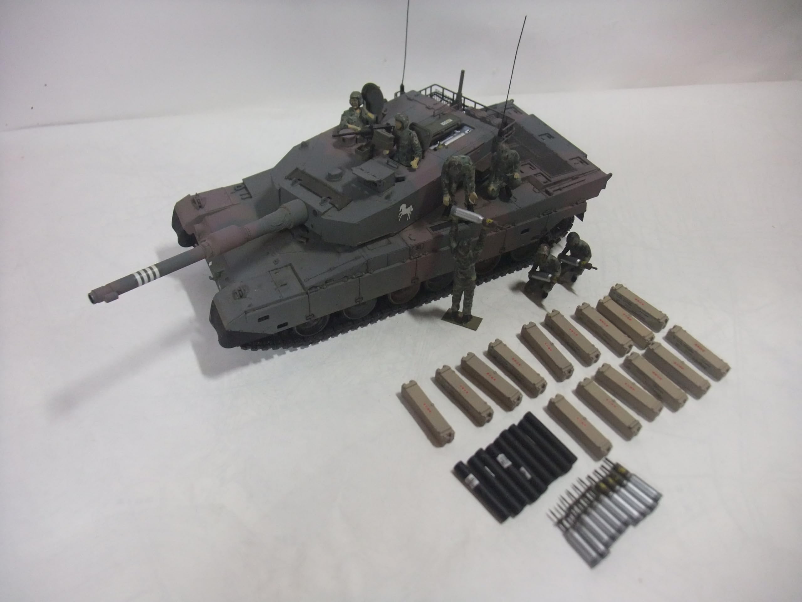 Amazon | 完成品 陸上自衛隊90式戦車砲弾登載セット隊員7名附き