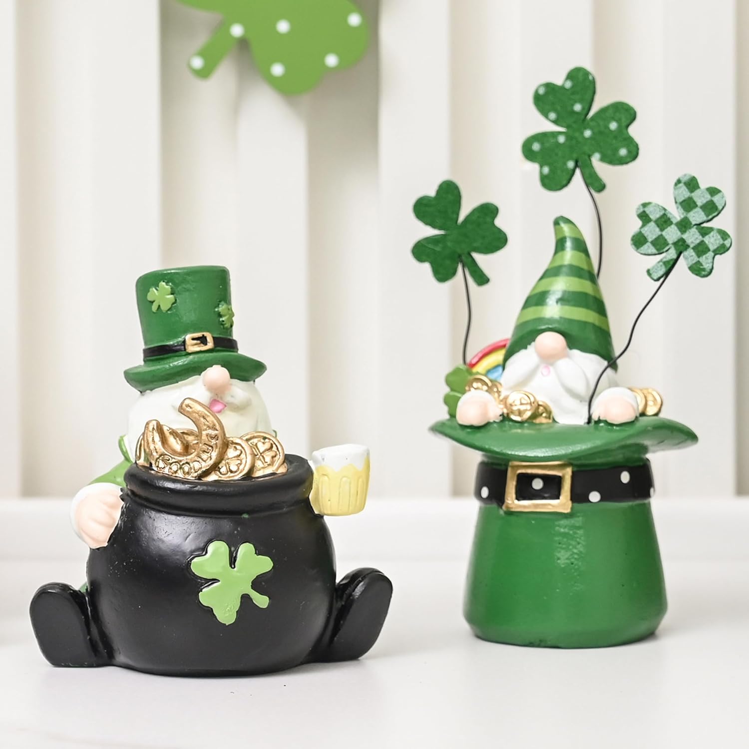 figurine de leprechaun avec chaudron de pièces d'or
