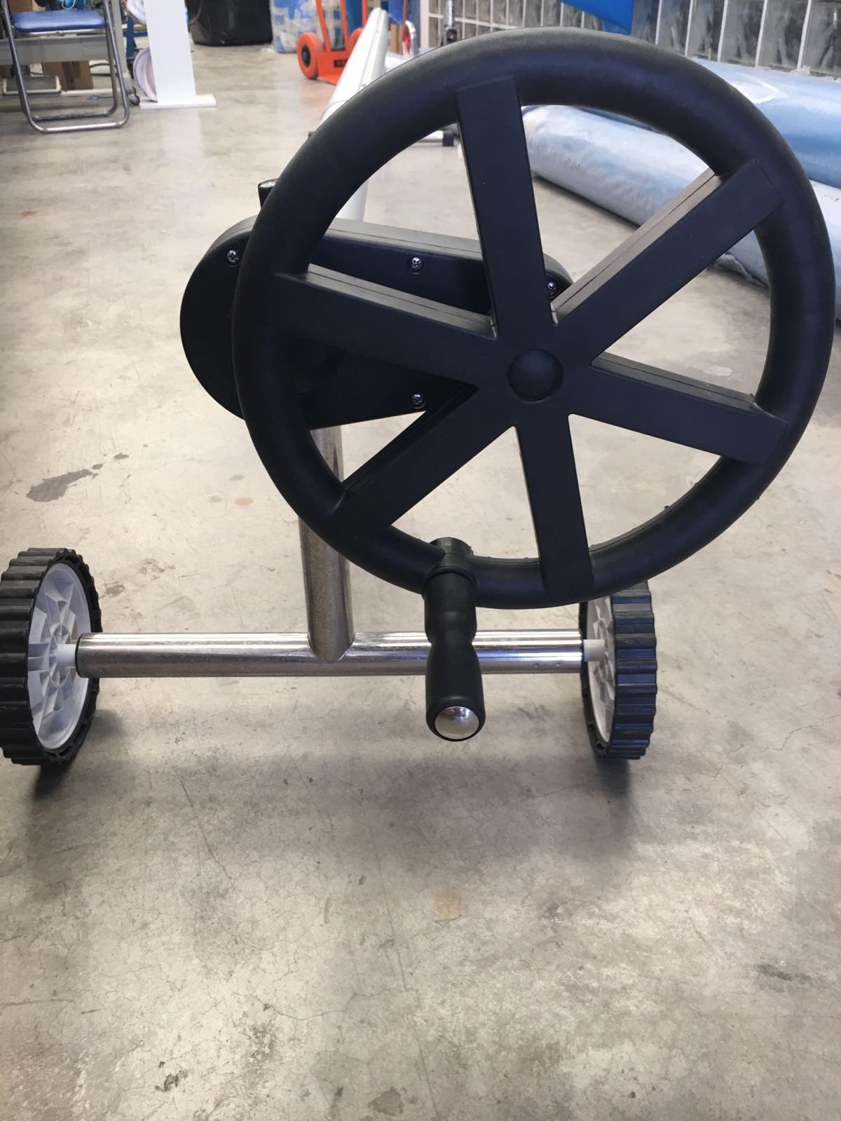 Enrouleur pour bâche solaire de piscine avec réducteur de force en acier inoxydable et aluminium télescopique max 5,55 m