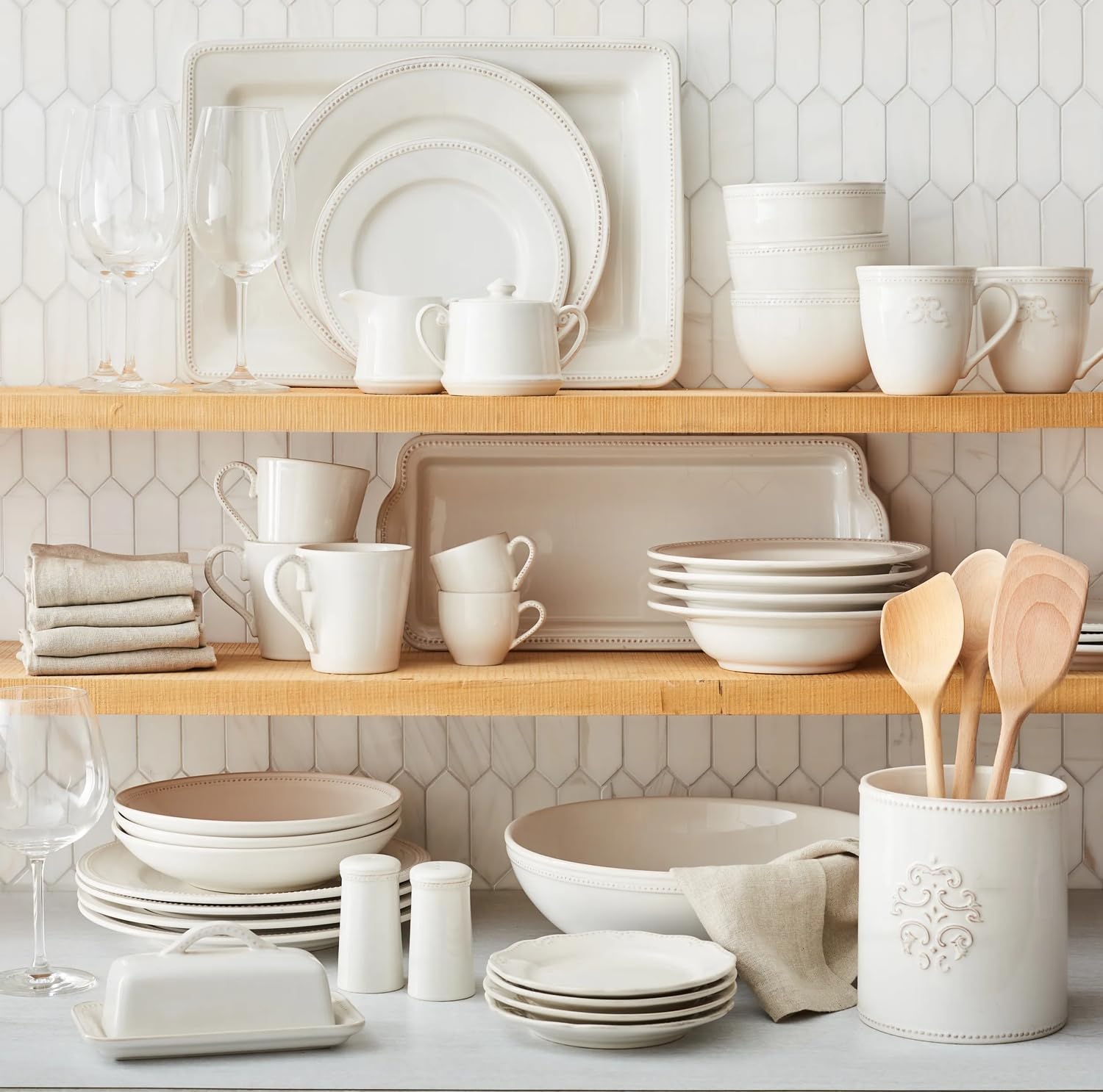Sur La Table　ホワイト プレート 4枚セット Amazon.com | Sur La Table Pearl Dinner Plates, White, Raised Dot