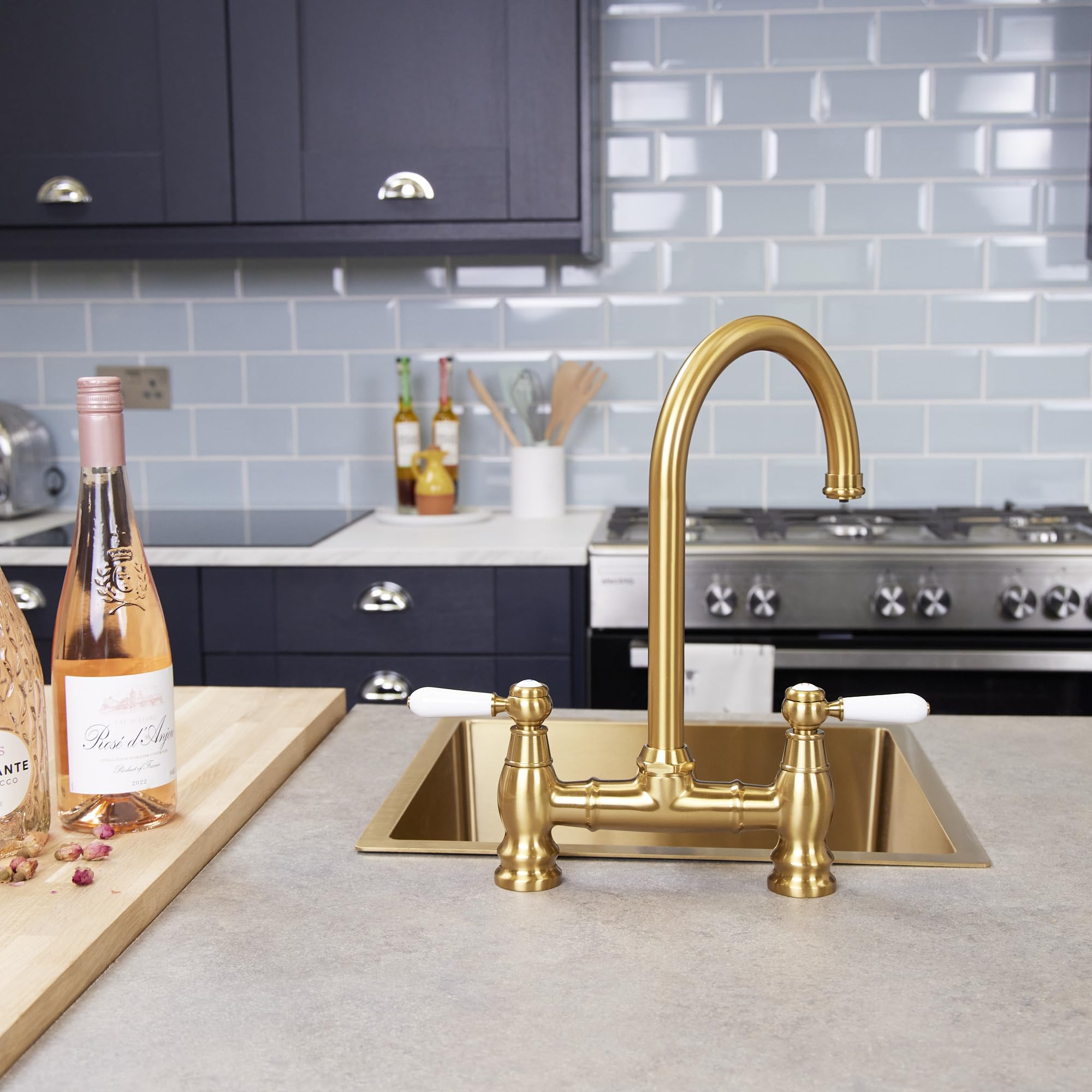flöde klas | Traditional Bridge Style 3 in 1 Instant Boiling Tap | Whie Ceramic Levers | Instant hot Boiling Water in Your Kitchen (Brushed Gold)