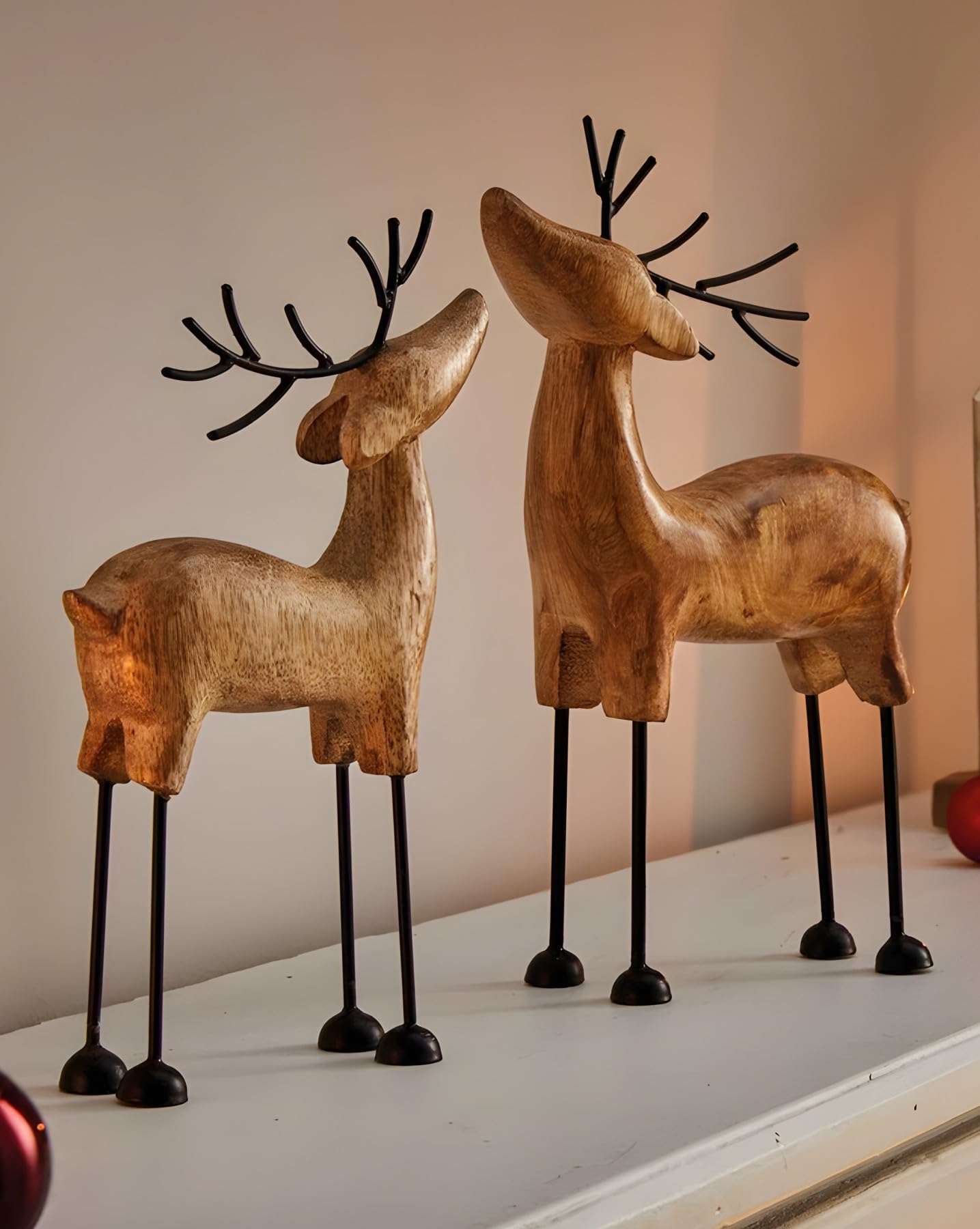 Dekoleidenschaft 2X Dekofigur Rentier aus Mango Holz & Metall, 24 + 27 cm hoch, Winterdeko, Weihnachtsdeko, Weihnachts-Figur stehend, für Wohnzimmer & Tischdeko