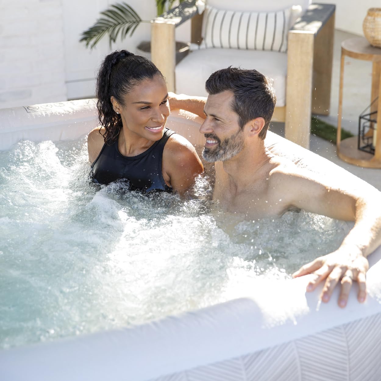 INTEX 28445EH Vasca idromassaggio Portatile Portatile Gonfiabile per 4 Persone PureSpa Deluxe Chevron Deluxe, Include Copertura per Spa a efficienza energetica, App di Controllo Spa, Sistema di Acqua