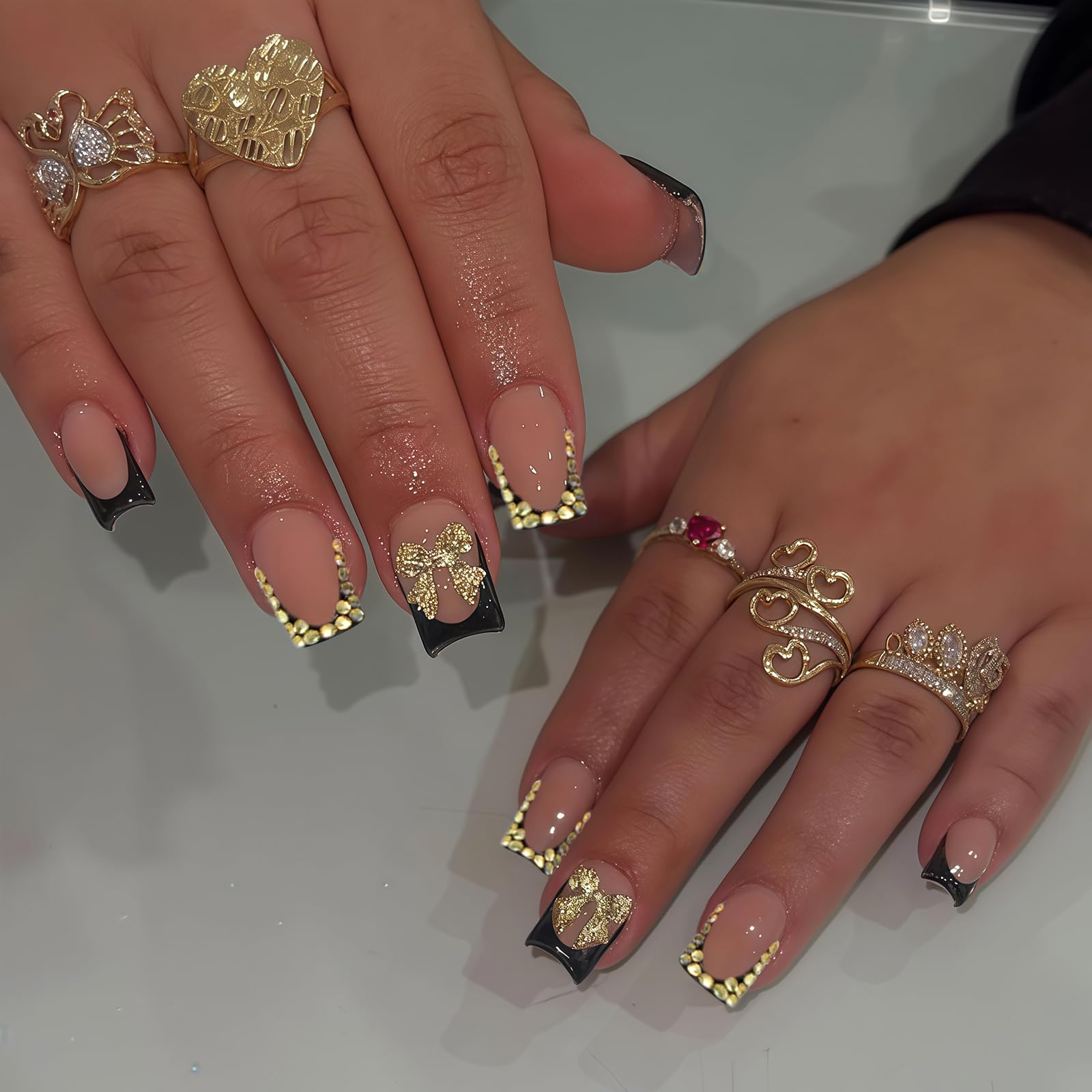 OuryTech Press on Nails, 24 Stück Black French Tip Short Square Fake Nails mit Rhinestone Design, Glossy Full Cover Glue on Nail, Artificial Acrylic Stick on Nails für Damen