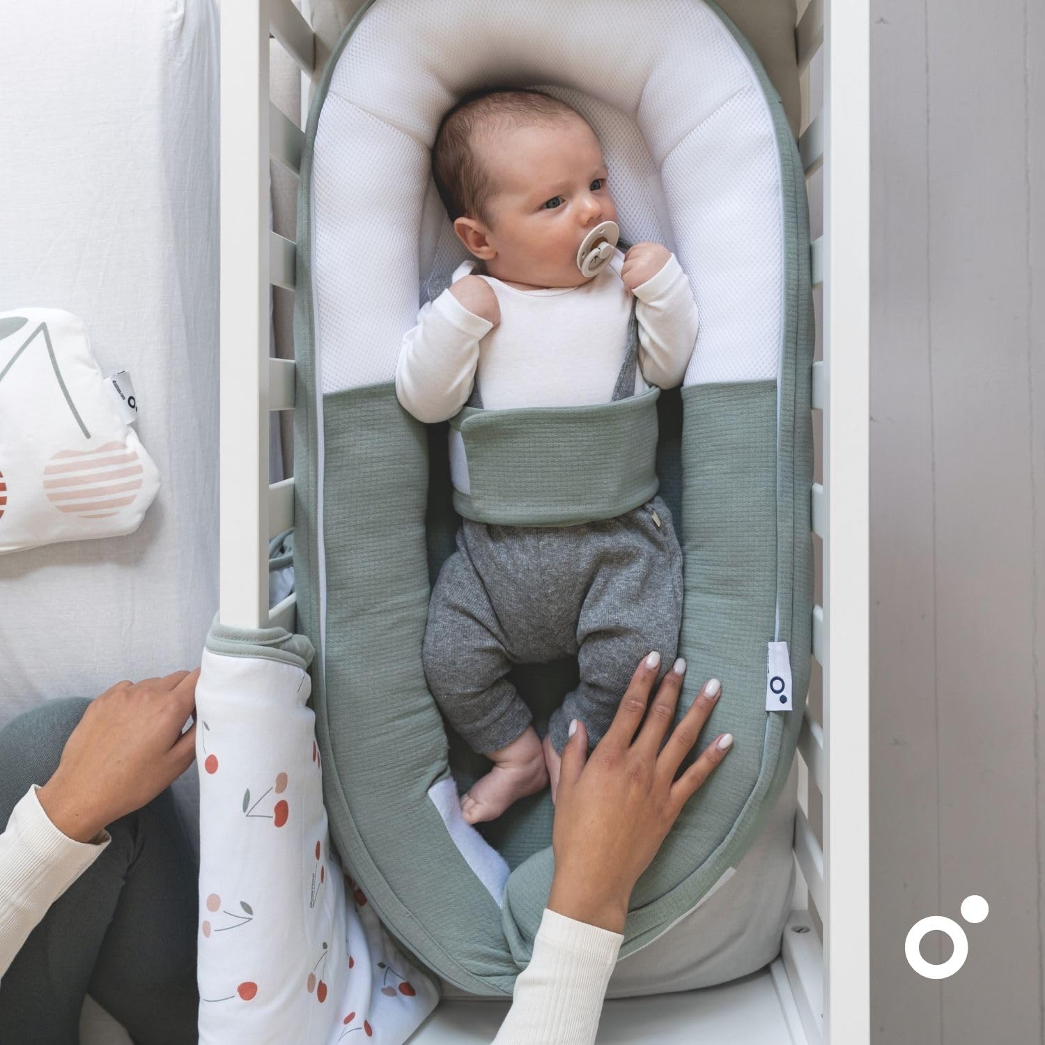 doomoo Cocoon Réducteur Nouveau-né, Ultra Confortable, Evolutif Dès la Naissance à 3 Mois, Tissu Doux & Respirant, Tetra Green