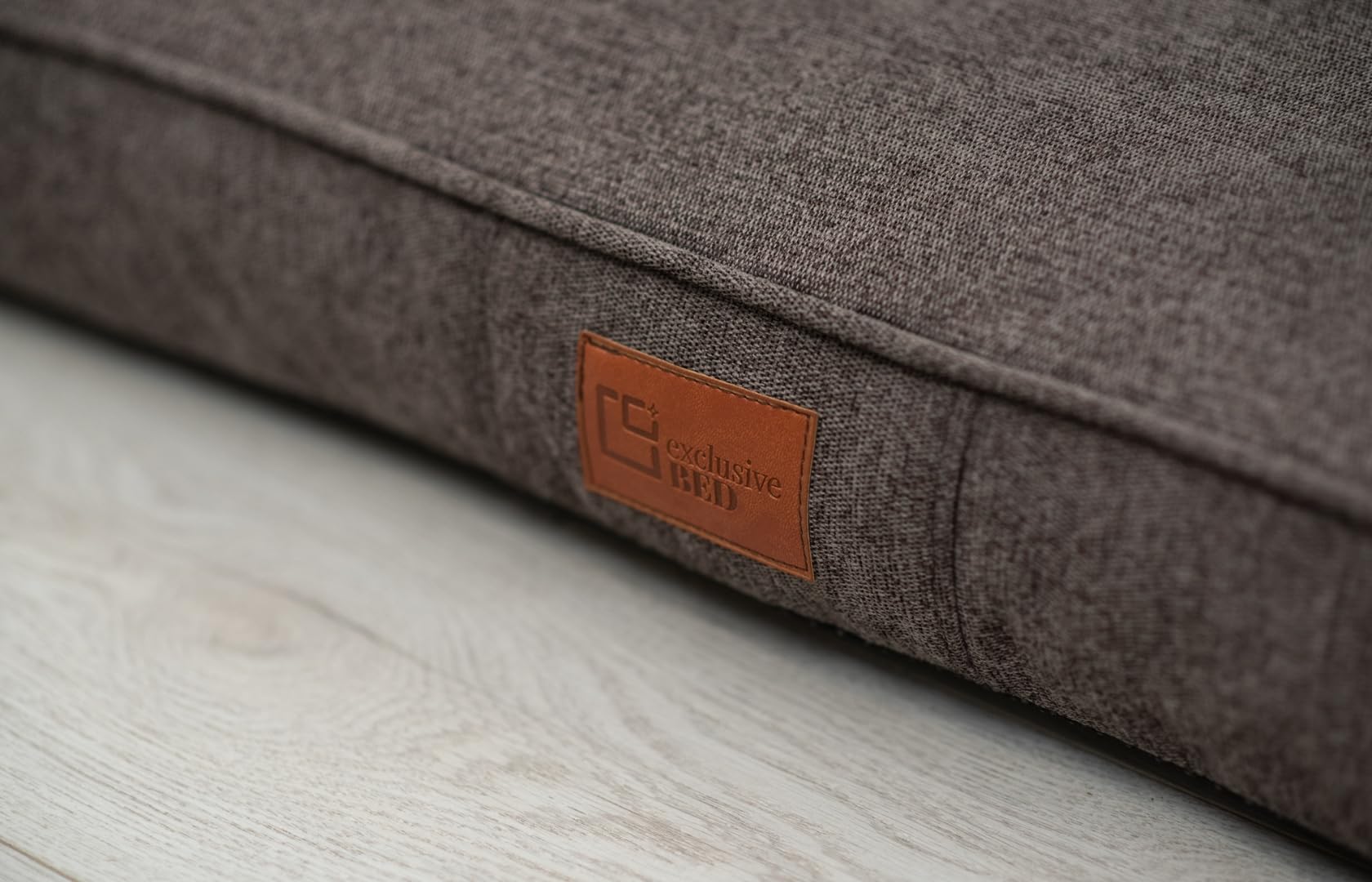 exclusiveBED legowisko ortopedyczne dla dużego psa Sofi | Elegancka kanapa dla psa z antypoślizgowym spodem | Ściągany pokrowiec | Materac z memory foam | Zmywalna tkanina (XXL,Brąz)