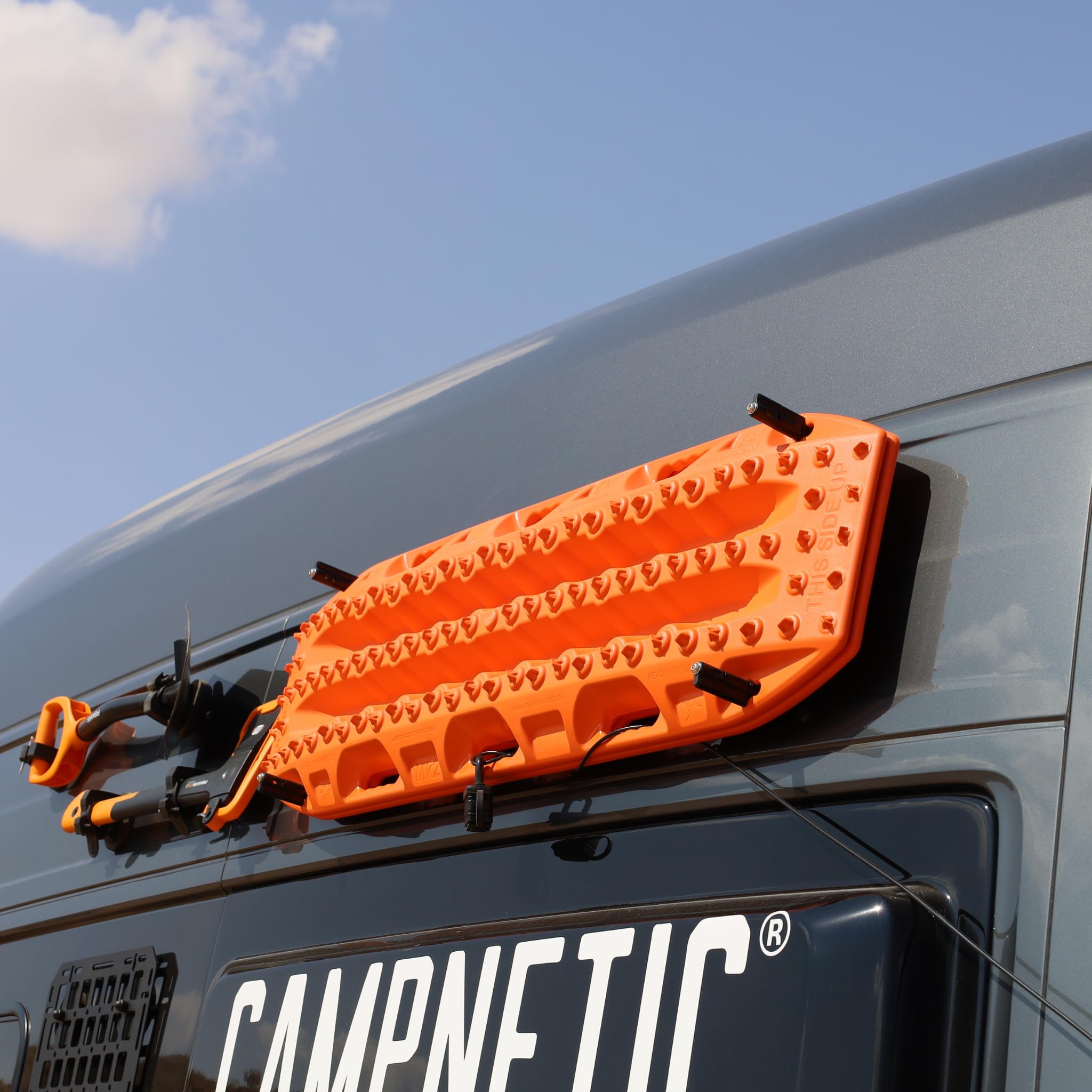 MAXTRAX MKII Sandbleche orange mit magnetischer Halterung von Campnetic | Sandboards ohne bohren, Campnetic Set, Magnethalterung ohne Bohren, Recovery Boards, für Offroad Camper, Vans & 4x4