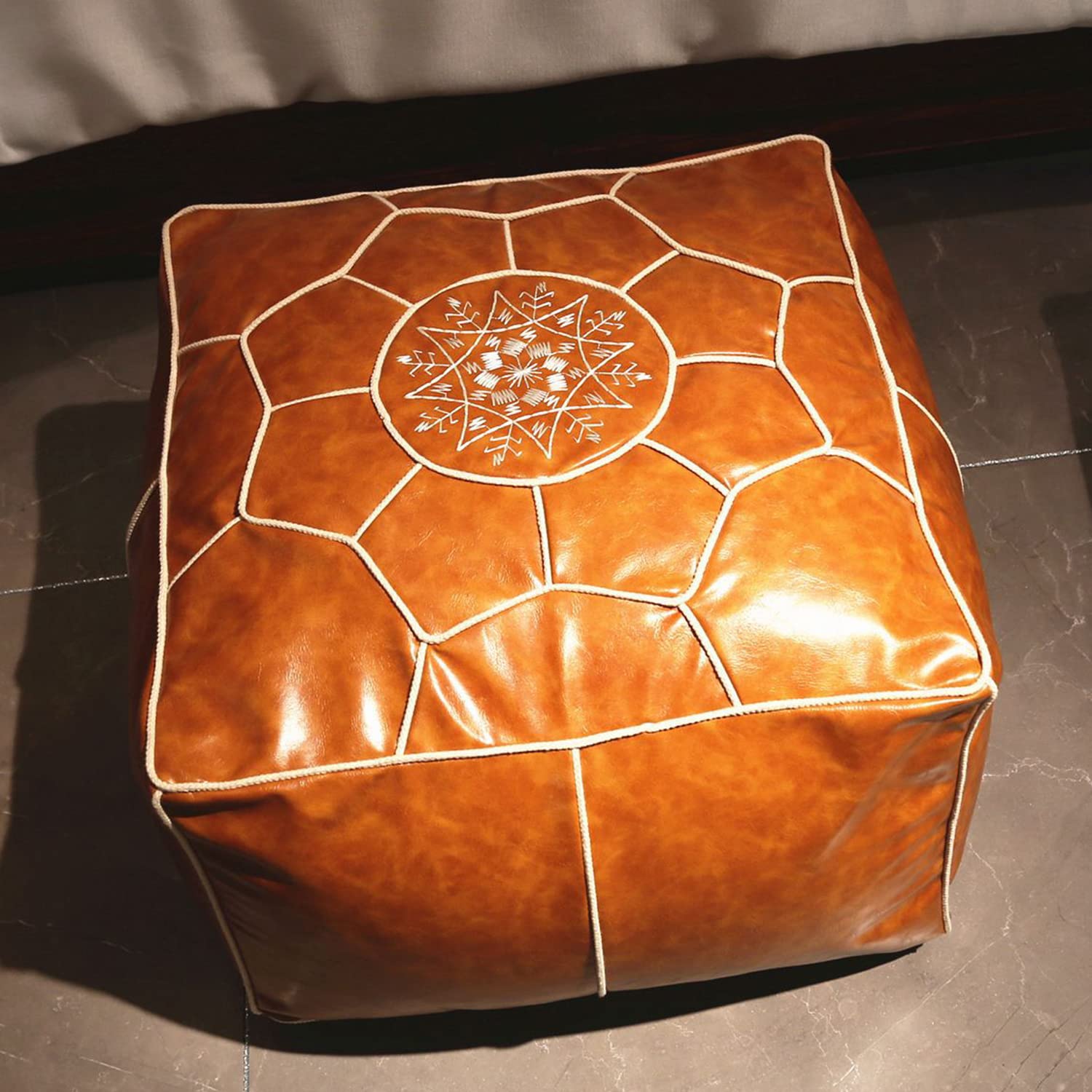 Tabourets carrés en faux cuir avec broderies artisanales chic