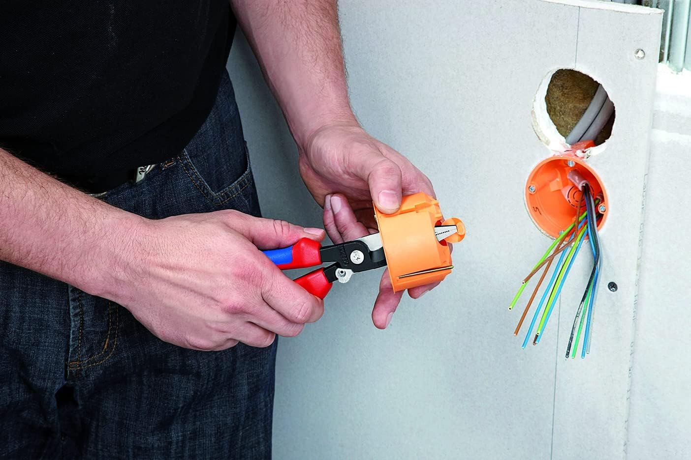 13 92 200 SB Pliers For Electrical Installation with Soft Grip & Opening Spring In Blister Packaging