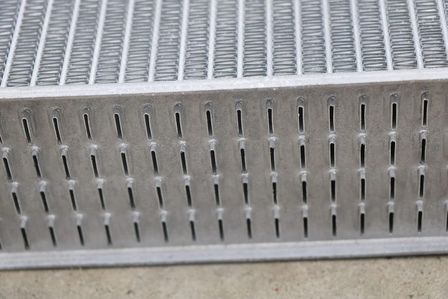 4 Row Aluminum Radiator For Ford F-250 F-350 F-550 6.0L 6.8L 2005 2006 2007