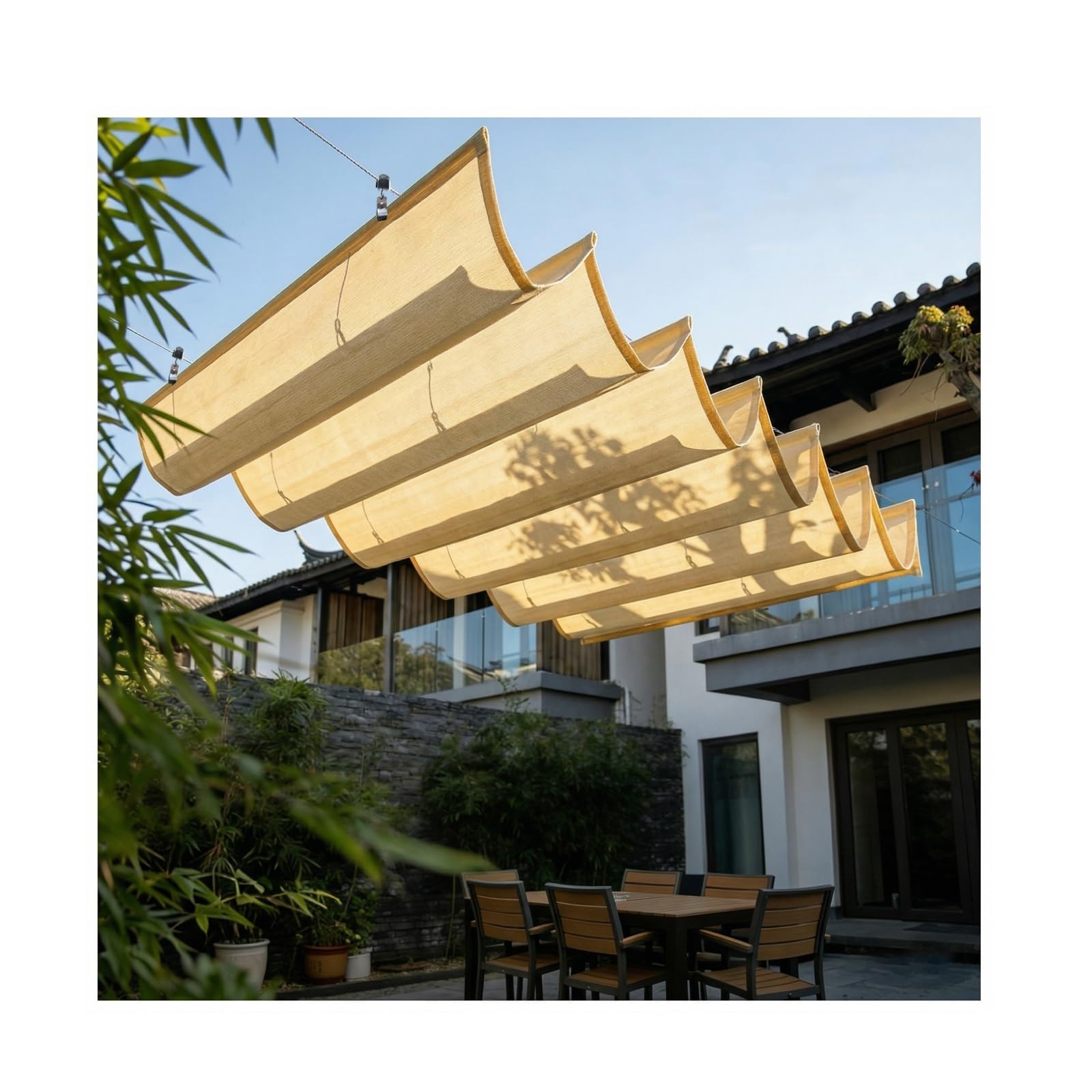 Voile d'ombrage en U pour créer un coin de fraîcheur sur grand balcon et terrasse