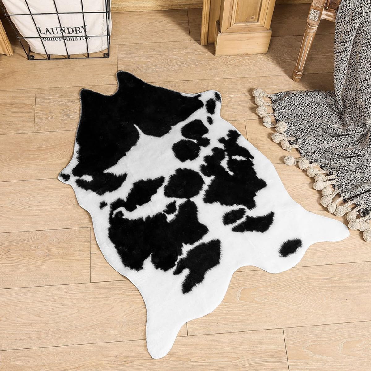 IMIKEYA Tapis de Sol Antidérapant en Polyester Imprimé Vache Noir et Blanc Tapis Imitation Peau de Vache pour Décoration Maison et Salon et Multifonctionnel