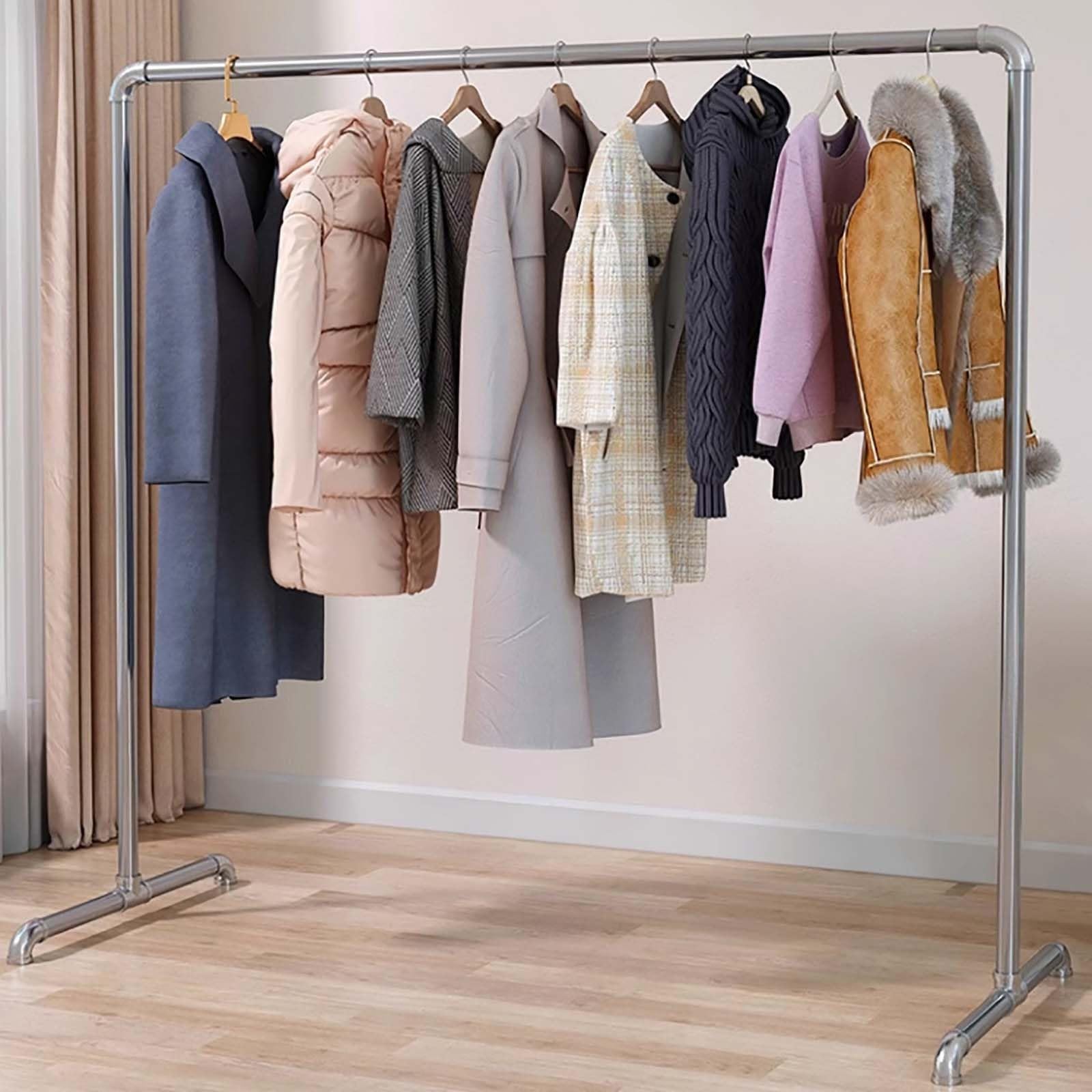 Portant à vêtements robuste pour organiser le dressing d'une chambre moderne
