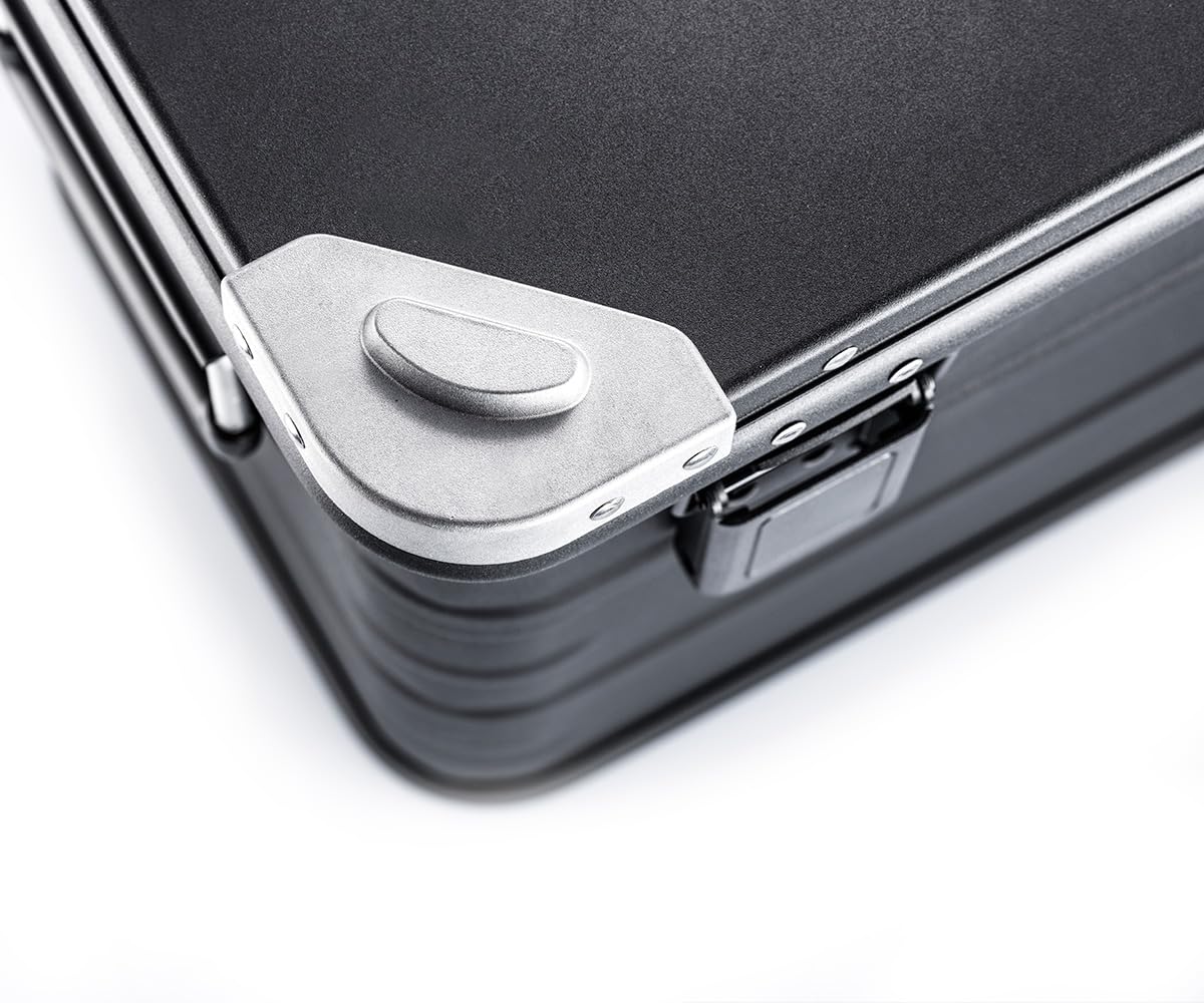AluVault 047L – Alubox mit Deckel, Aluminium Aufbewahrungsbox, Alukiste, Spritzwassergeschützt, Staubdicht, Stapelbar - Transportbox mit Federgriffen für Werkzeug und Ausrüstung, Schwarz