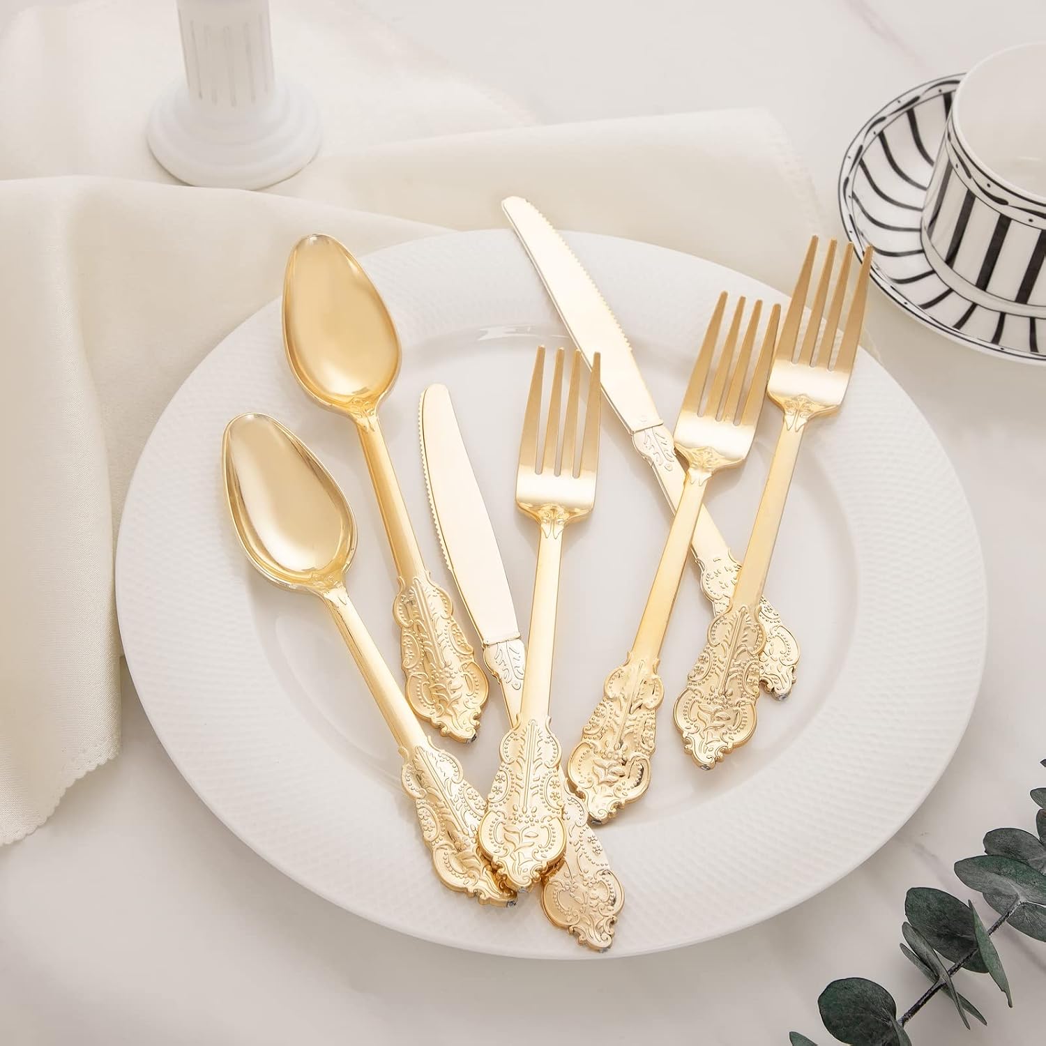 I00000 30 Guest Pre Rolled Napkins with Gold Plastic Silverware, Premium Disposable Cutlery Set Includes: 30 Forks, 30 Knives, 30 Spoons, 30 Linen Like Napkins