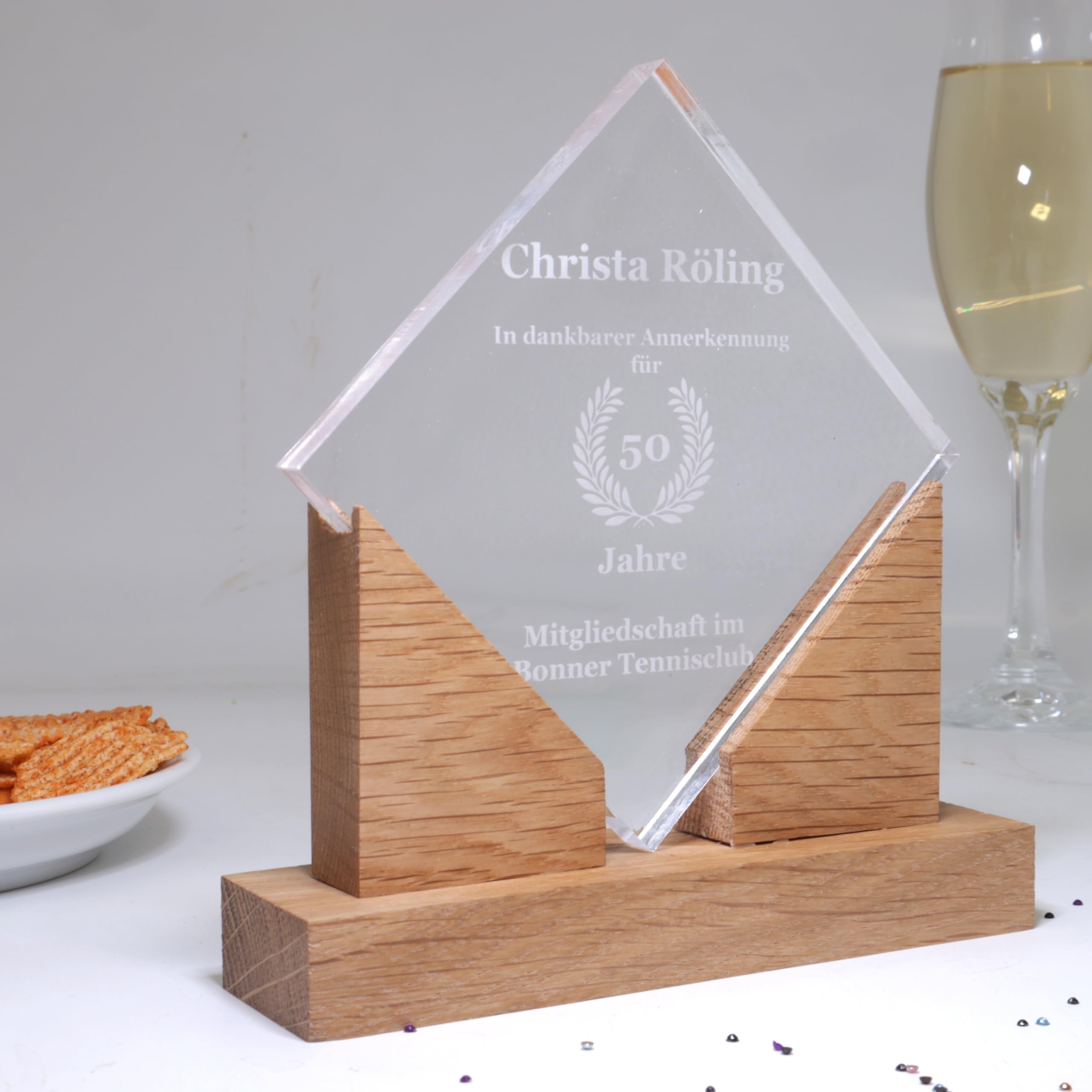 Pila Stone Moderner Acryl Award mit Holzsockel – personalisierbar & hochwertig, Acrylglas mit Eichenholz, Repräsentativ moderner Pokal der Extraklasse