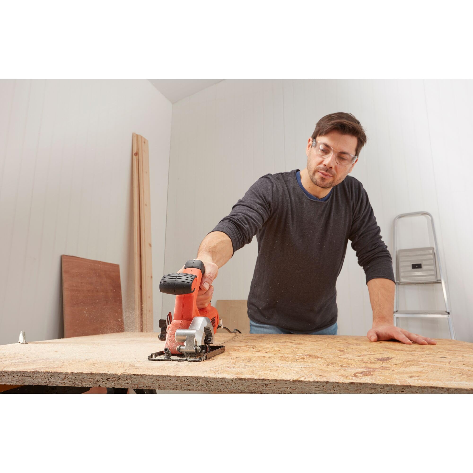 BLACK+DECKER Mini sierra circular con cable 400W, 85mm, 3600 RPM, profundidad de corte 27mm, incluye 2 discos (TCT 24T y HSS 44T), adaptador para aspirador, guía de corte paralela, BES510