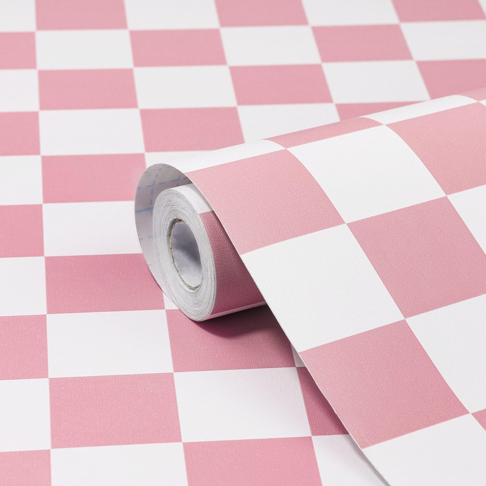 Papier peint à décoller et à coller rose pour relooker une armoire facilement