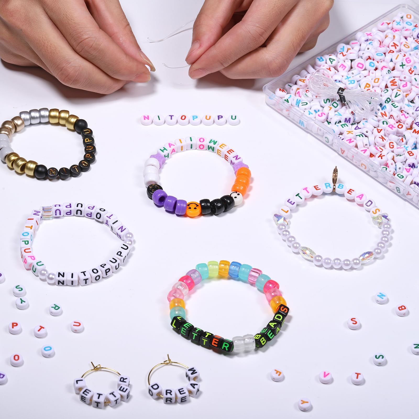 Cuentas acrílicas con letras del alfabeto, cuentas cúbicas blancas coloridas para pulseras de amistad y regalos, fabricación de joyas de recuerdo (7 x 4 mm, redondas, 1000 unidades)