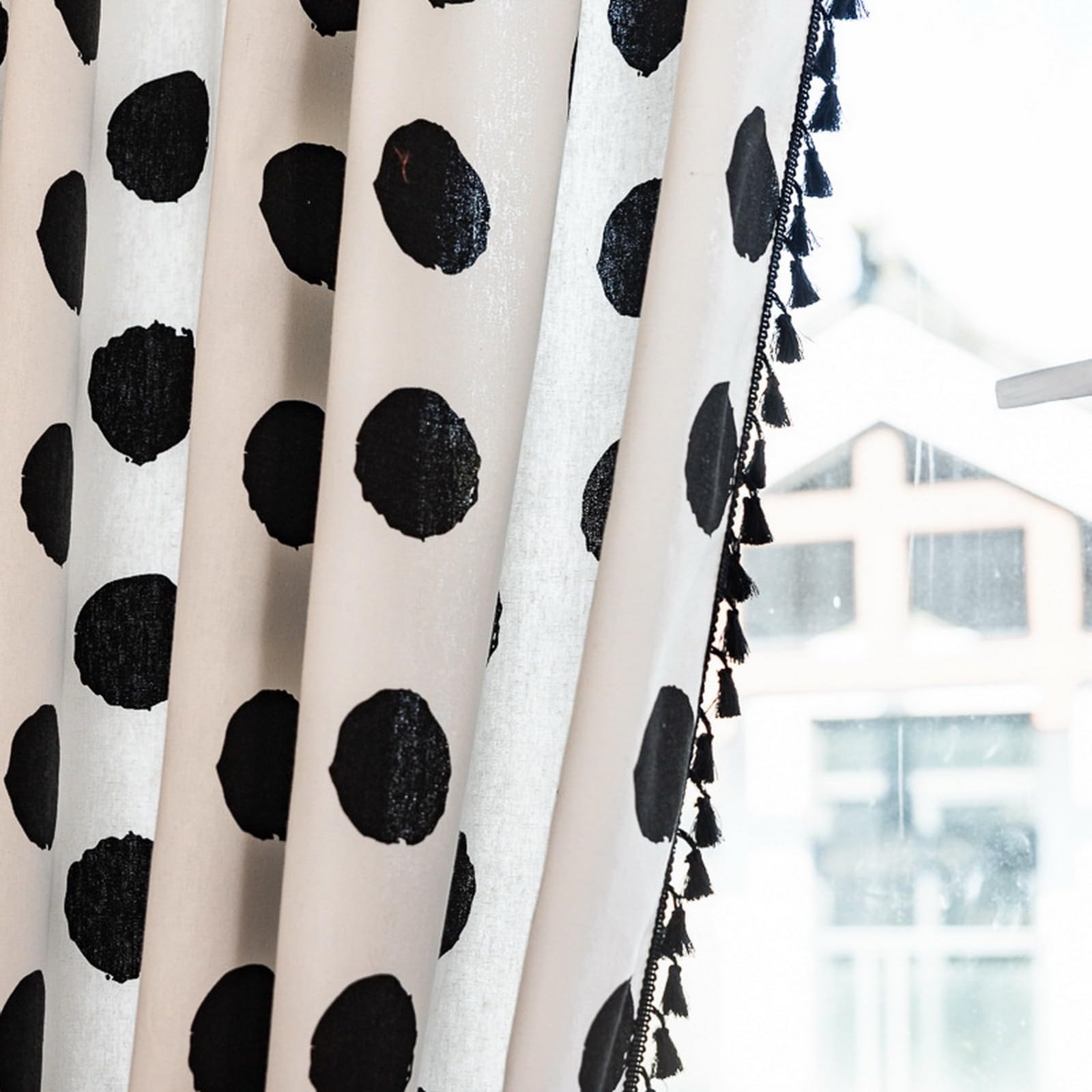 A.Monamour Rideau Voilage Passe Tringle Semi Transparent Opaque Coton Lin Noir Blanc à Pois Rural Boho Décoration Fenêtre Rideau de Porte avec Glands à Pompons pour Salon Chambre Cuisine, 1 Panneau