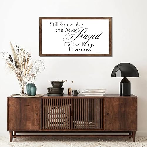 Vista 80 de Letrero enmarcado de madera con frases inspiradoras con versículo bíblico, con texto en inglés "I Still Remember the Days I Prayed for the Things I