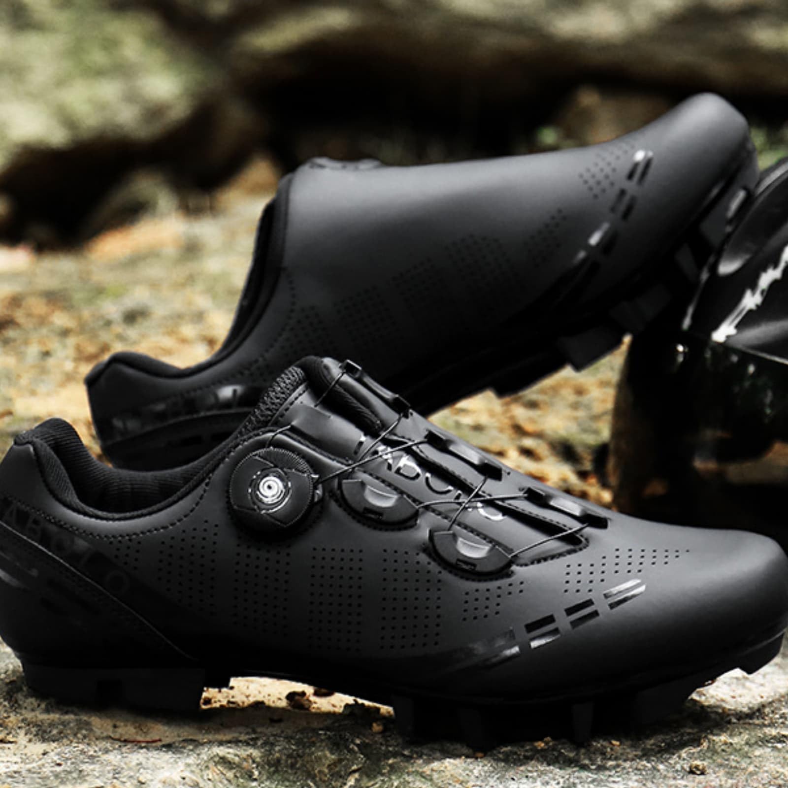 Surwin Chaussures Cyclisme VTT, Chaussure Velo SPD Respirant Antidérapant pour Homme Femme EU 37-47 Boucle Pivotante Sneakers Velo Compatible Pédales SPD avec Boulons & Cleats