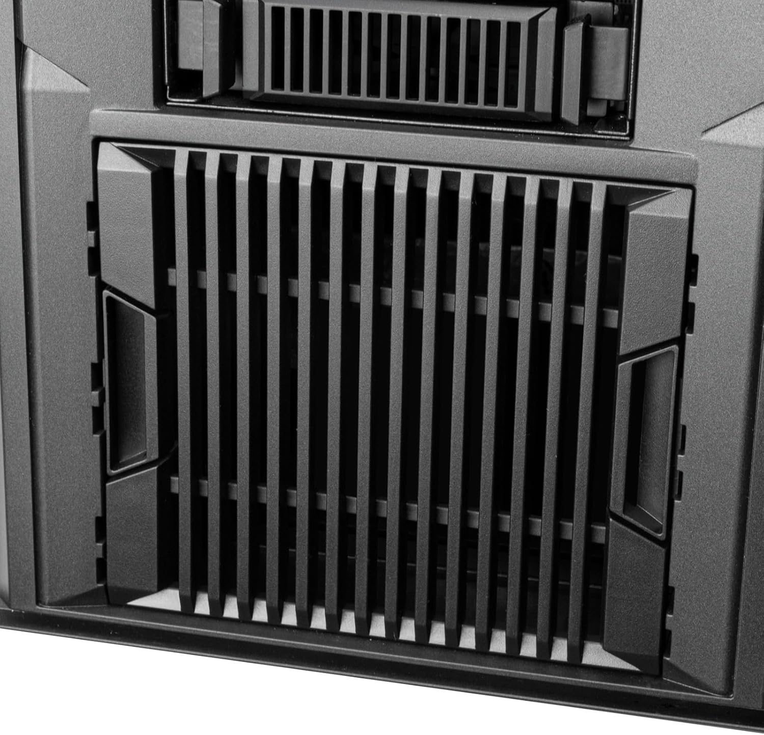 Дно view of the SilverStone CS383 chassis, showing the removable dust filter.