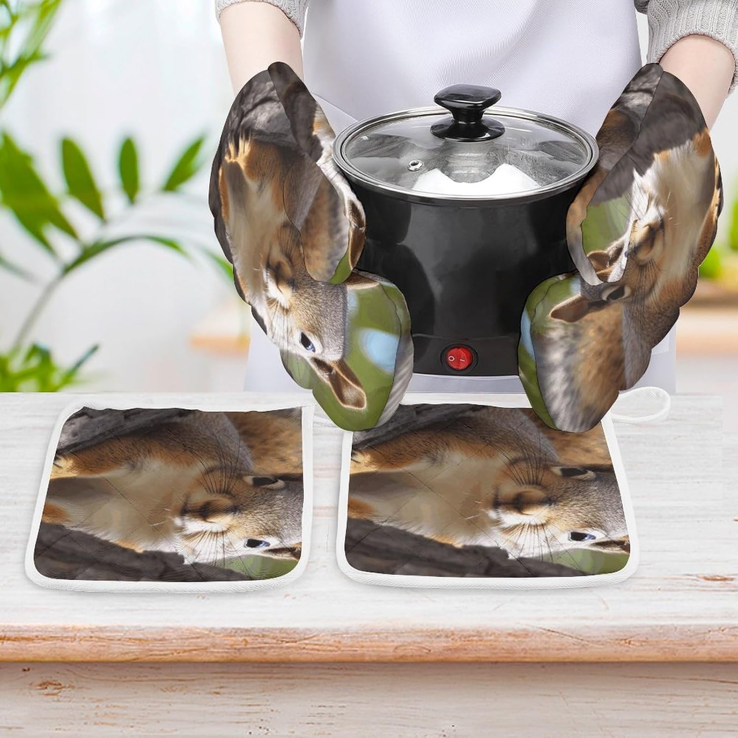 4-Piece Oven Mitts and Pot Holders Set Squirrel in The Tree Printed Heat-Resistant Polyester Kitchen Gloves and Potholders Comfortable & Durable for Cooking Baking and Grilling