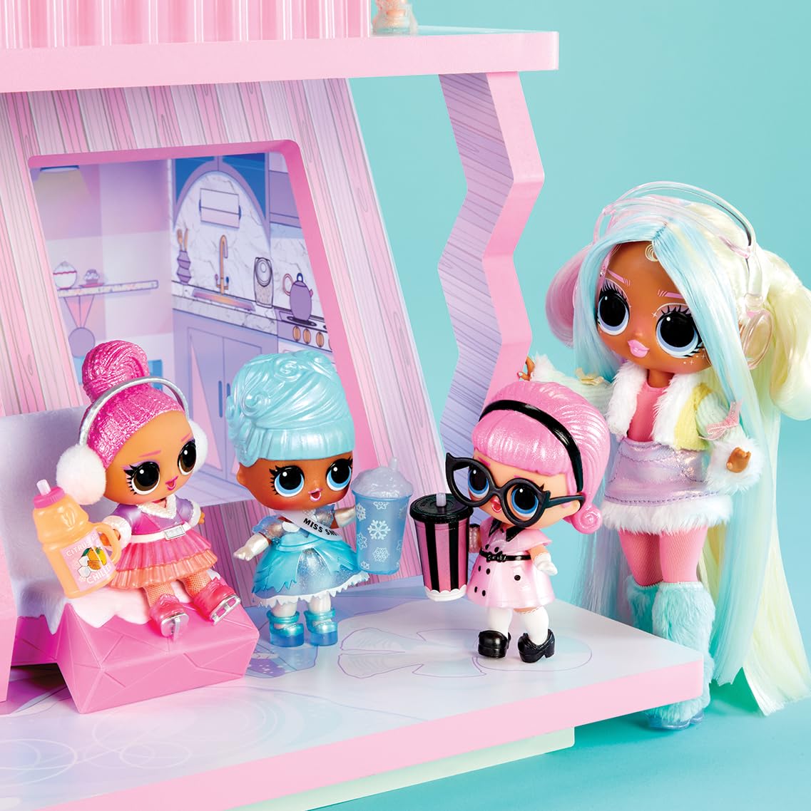 L.O.L. Surprise! Winter Snow Chalet avec Tot - en Bois Véritable, + de 15 Surprises, Livré avec Une Poupée Exclusive, pour Les Enfants de 4 Ans et Plus