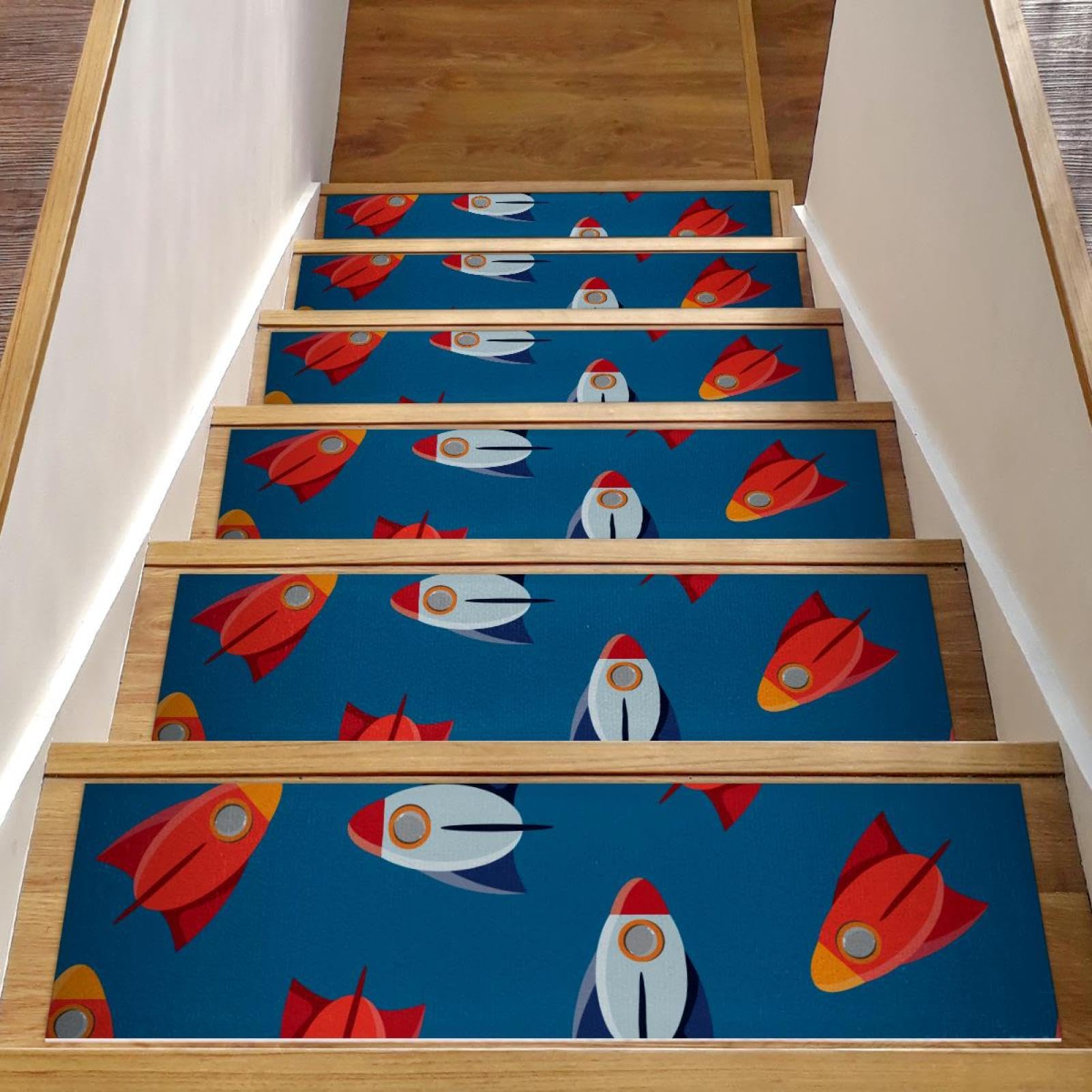 Peldaños para escaleras de madera en zonas infantiles: alfombras de cohete azul marino