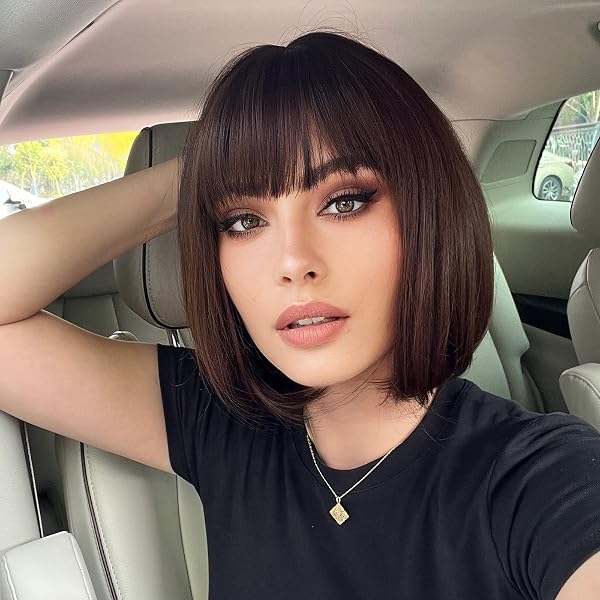 HAIRCUBE Dritto Breve Charming Bob con Bangs Parrucche per Donna Natura Resistente al calore Fibra sintetica Partito/Cosplay/Costume/Parrucca quotidiana (marrone scuro) - 4