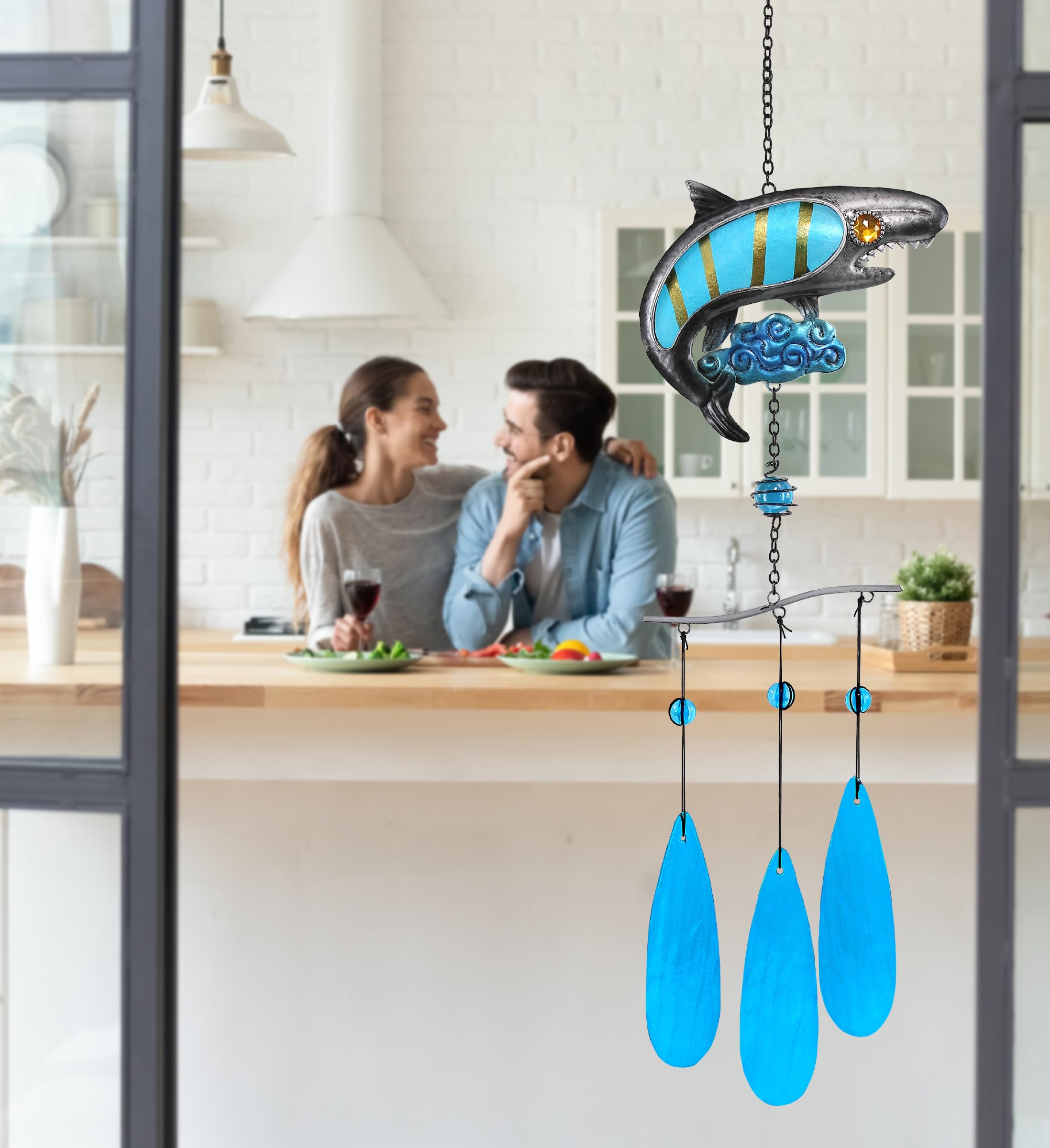 CoTa Global Carillon éolien en forme de requin – Carillon à vent en verre et métal fait à la main – Décoration d'intérieur et d'extérieur à suspendre pour porche, terrasse et jardin – 68,6 cm