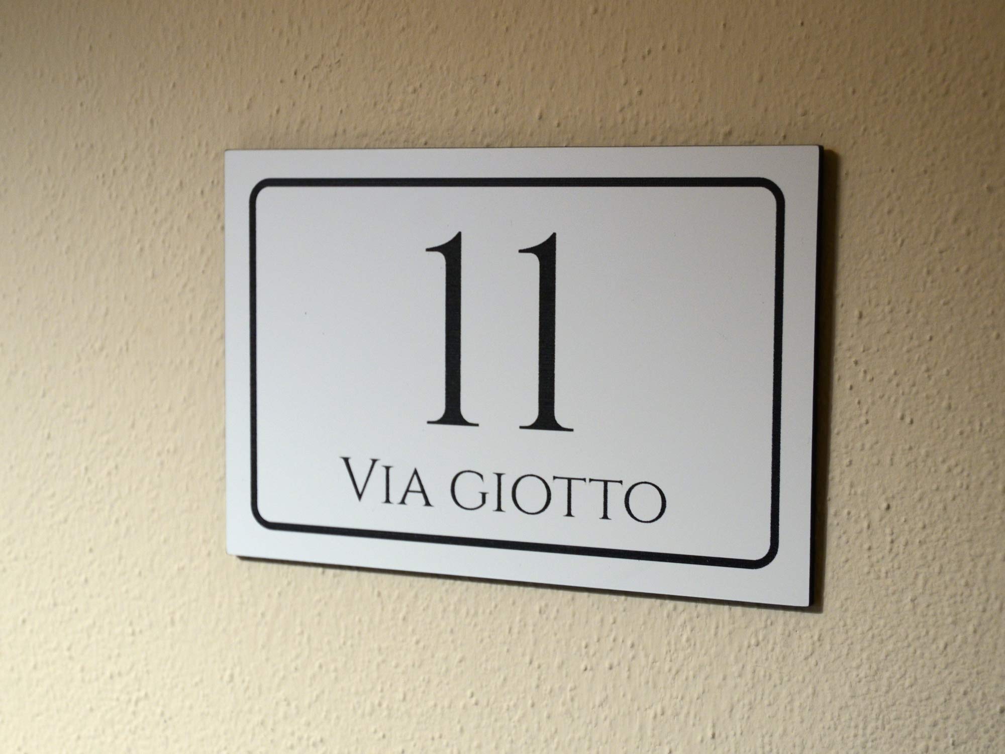 Numero civico in laminato plastico spessore 3.2 mm - Targa per esterno con incisione personalizzata - Formato rettangolare in 3 misure a scelta (Testo Nero - Sfondo Bianco)