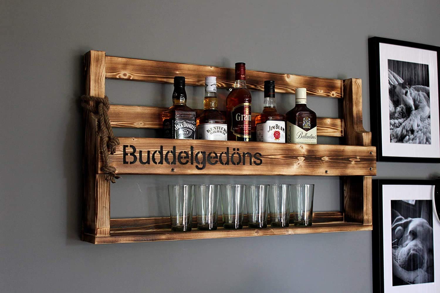 Holz Whiskey Regal mit Gläserhalter Vintage Shabby mit Druck | fertig montiert für den Wohnbereich 14T x 90B x 50H cm (Braun (geflammt)) (Buddel Gedöns (geflammt))