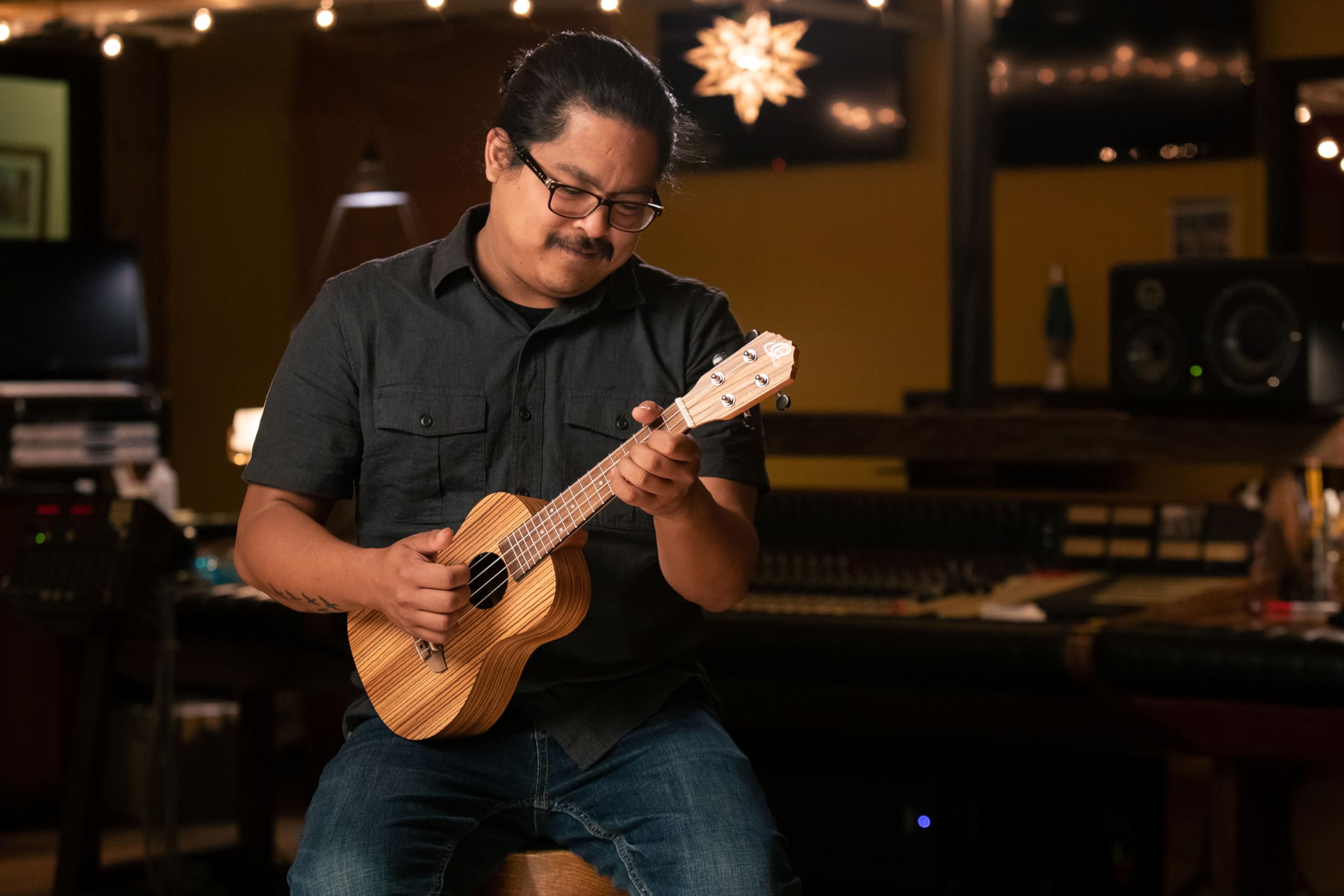 Ortega Guitars Konzert Ukulele Elektro-Akustisch – Timber Series – Inklusive Gigbag – Zebrano, Natur (RFU11ZE)