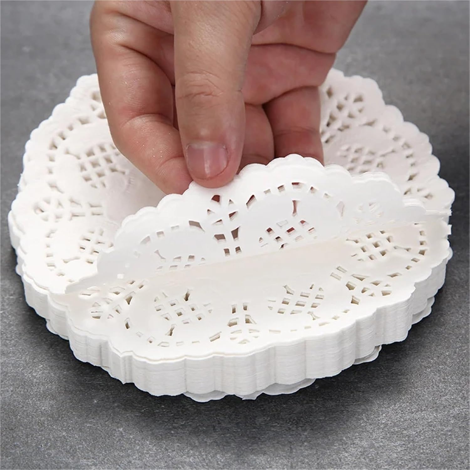 Paper Lace Doilies 300Pcs Round Mat Paper Doily Lace Brim Cupcake Pad for Fried Food Dessert Cookies Party Wedding Table Decor Biscuit Cake