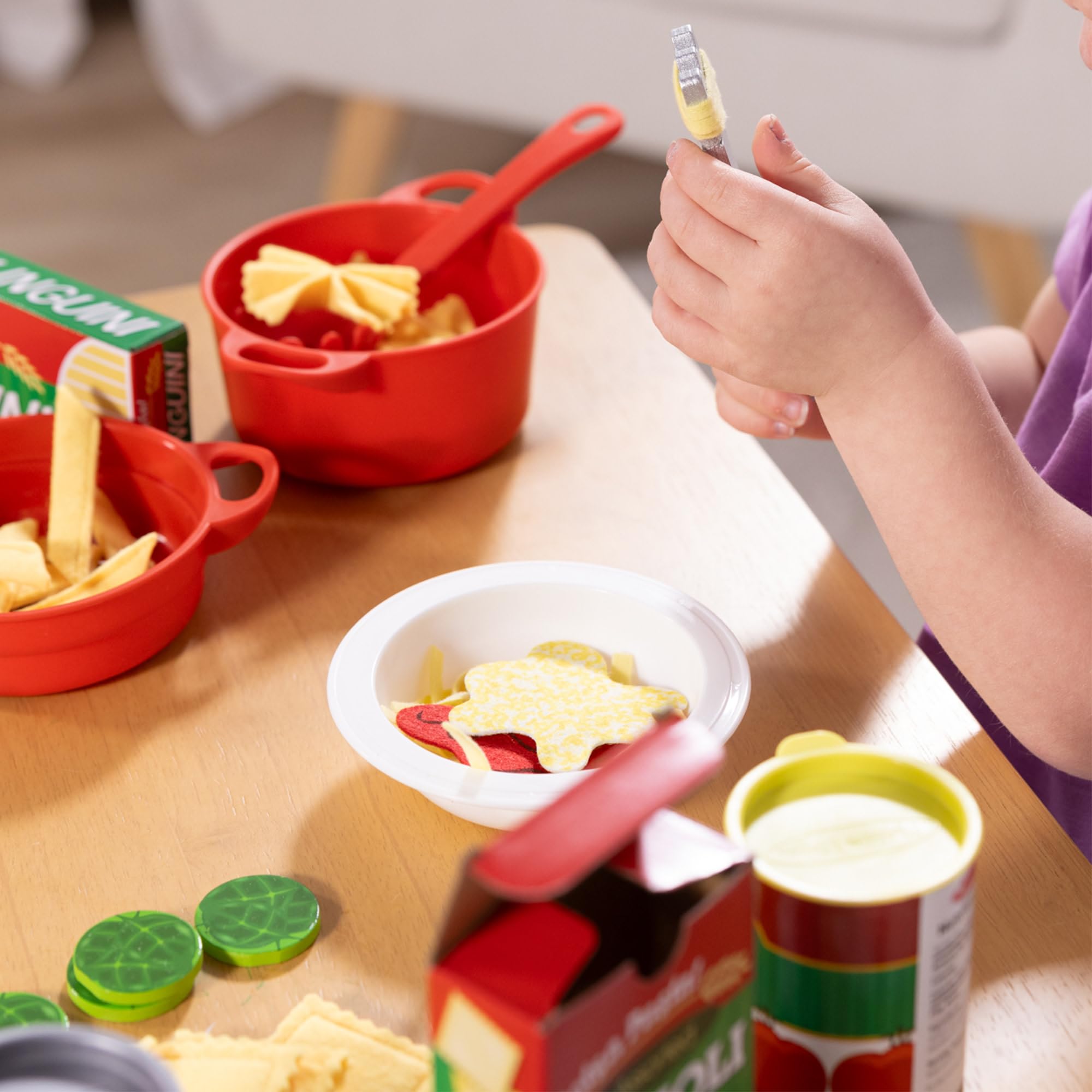 Melissa & Doug – zestaw do przygotowywania i podawania makaronu (zestaw zabawkowy, filcowy zestaw kuchenny, łatwe użytkowanie, zestaw ponad 50-elementowy, wys. 25,4 cm x szer. 22,86 cm x dł. 7,62 cm)