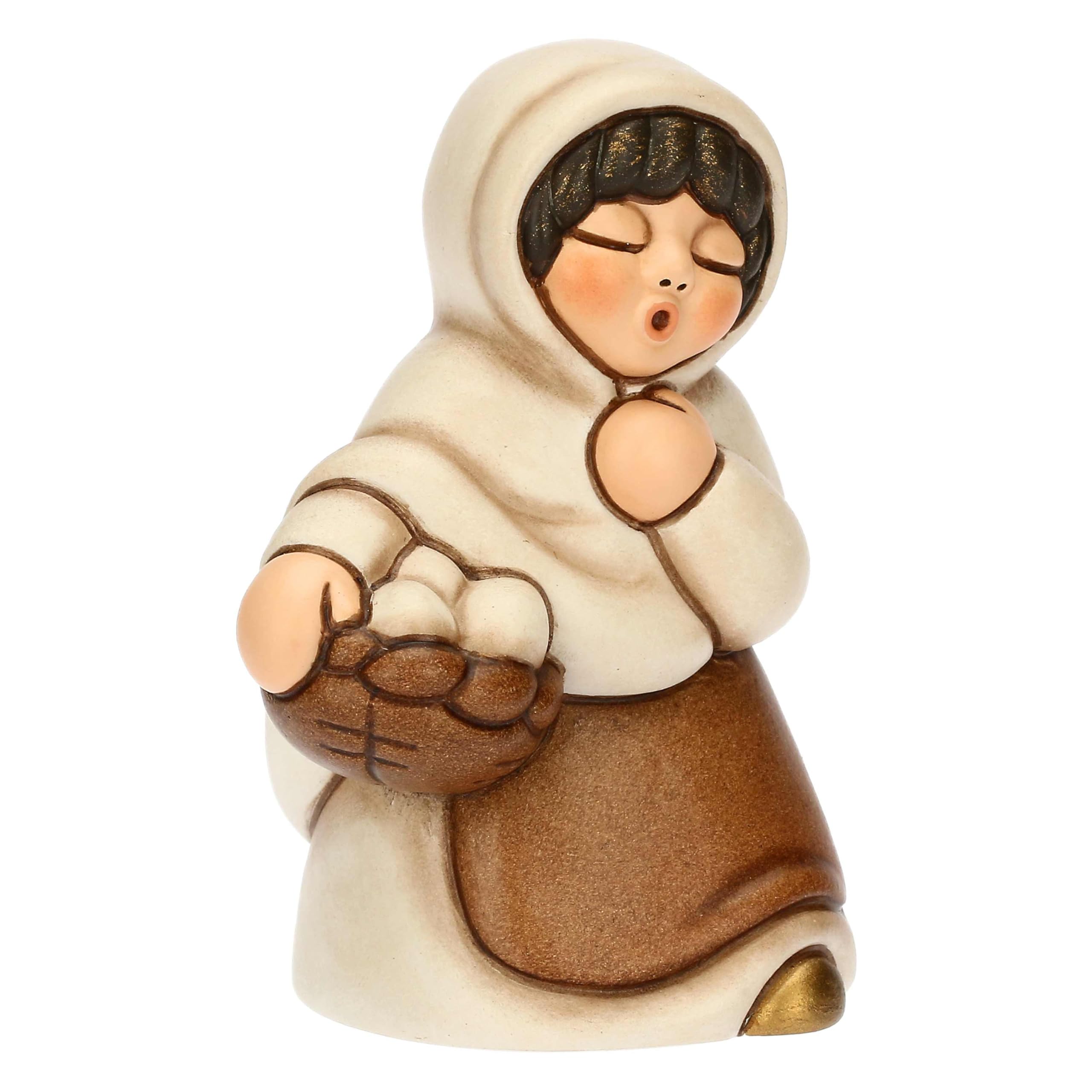 THUN - Donna con cesto di uova - ceramica - Collezione Presepe Classico - 5,7 x 4,7 x 8 cm