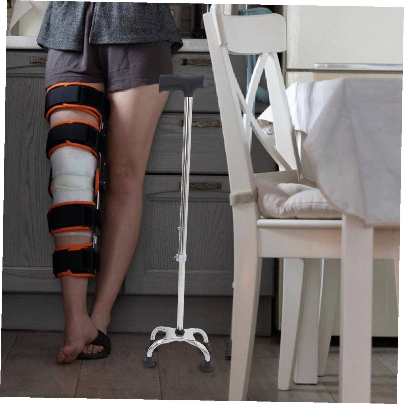 Hohopeti Verstellbarer Edelstahl Gehstock mit Flacher Vierfuß Basis rutschfest für Senioren und Gehbehinderte Ergonomisch Stabil für Innen Außenbereiche