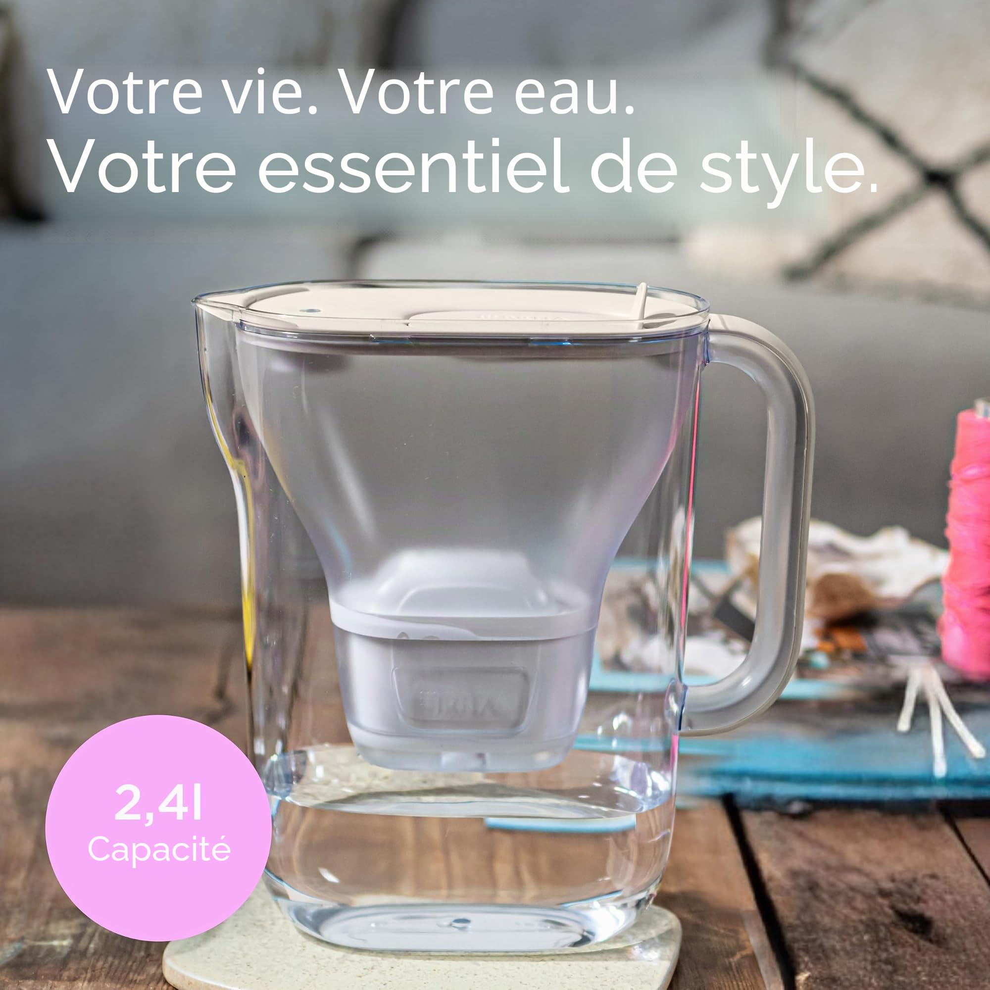 BRITA Filtre à eau Style Essential sable (2,4 l) avec 1 carafe filtrante Maxtra Pro Pure Performance – Verseuse filtrante adaptée au réfrigérateur avec LED Smart Light & couvercle à rabat, filtre les