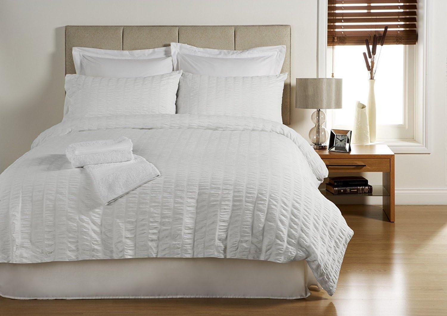 WHITE SUPER KING Bed Size SEERSUCKER Print, Duvet Cover and Pillow