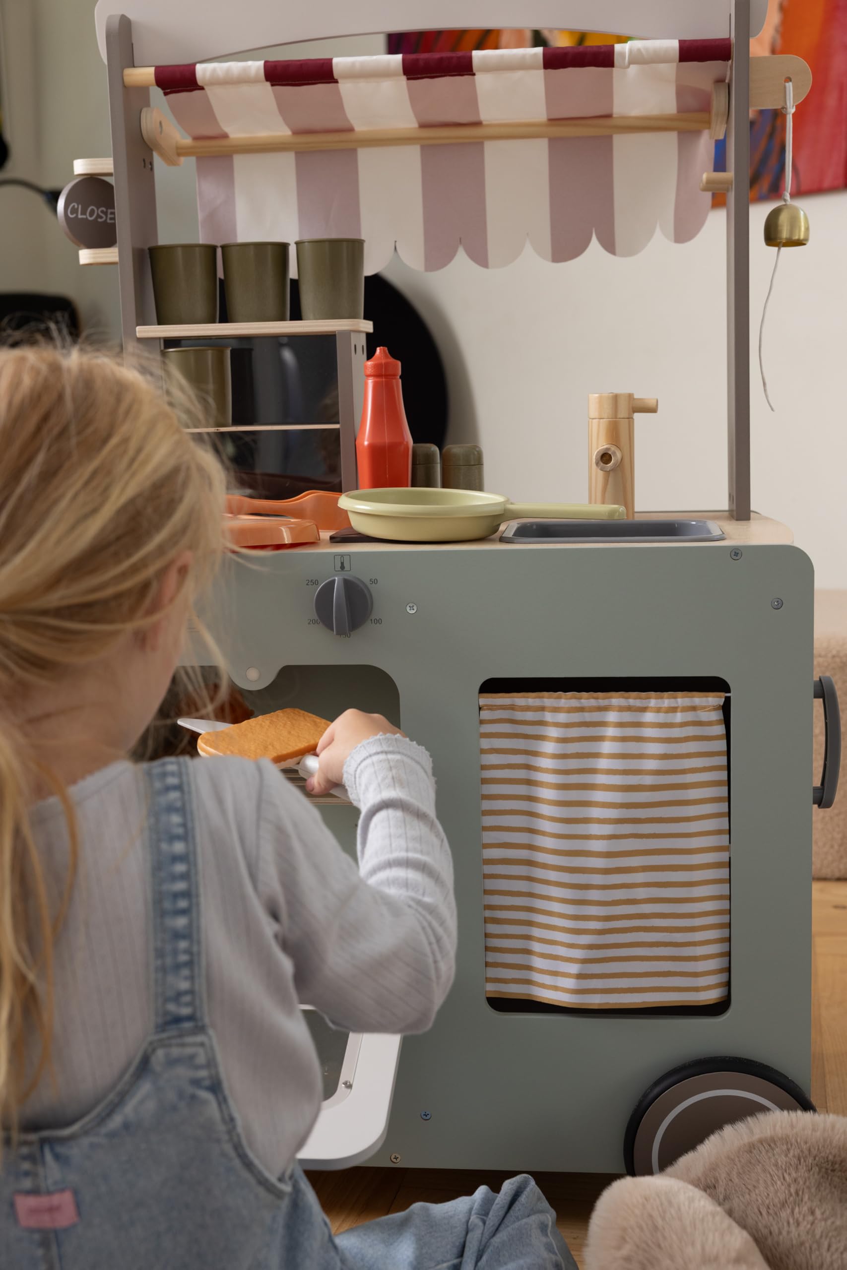 Dantoy Street Food Wagen Holz Imbisswagen Playful Wood mit Rollen Streifenrollo Ofen Waschbecken Kochplatte für Kinderküchen und fantasievollen Spielen